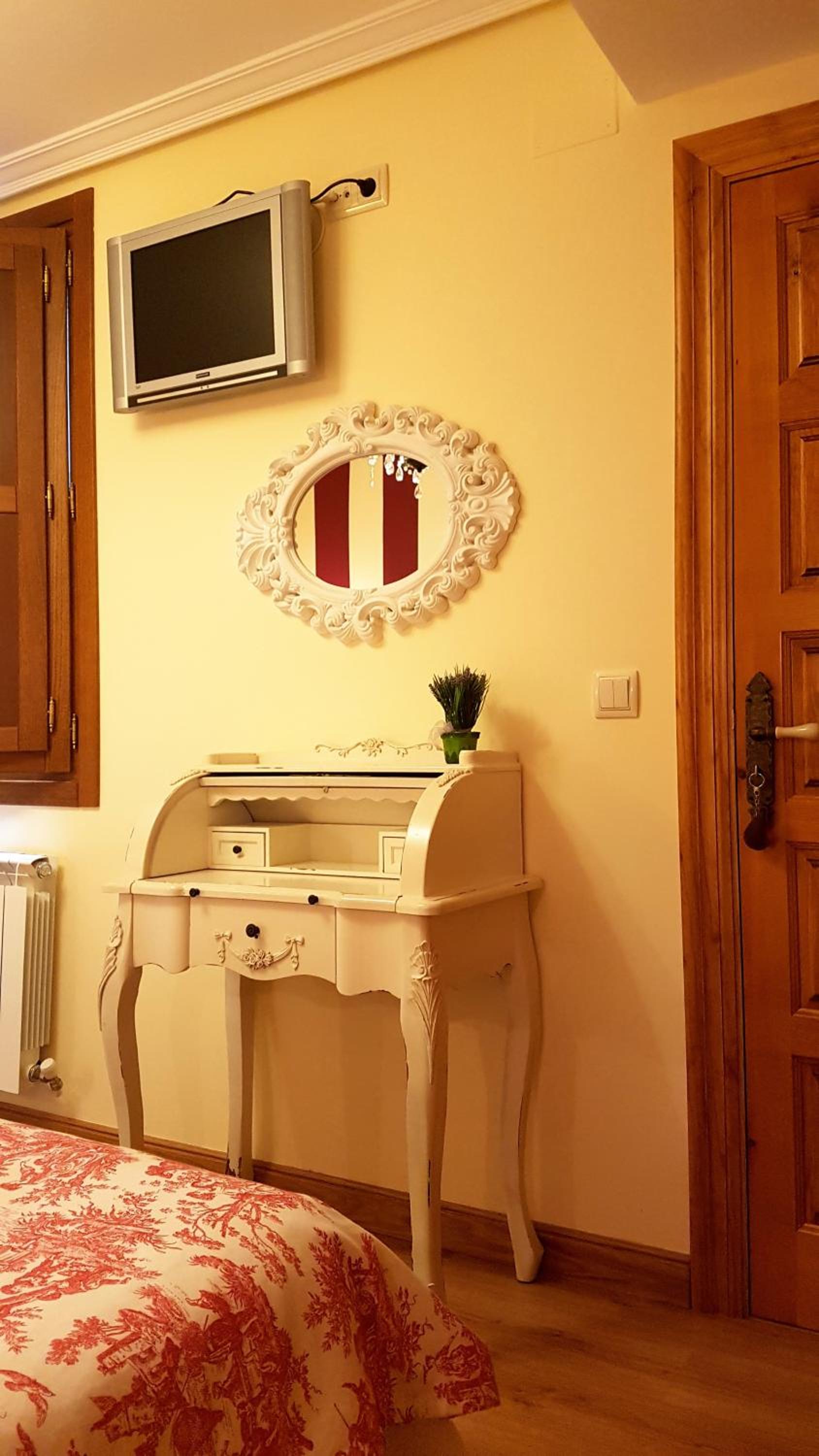 Basic Twin Room with Private Bathroom - Photo 38