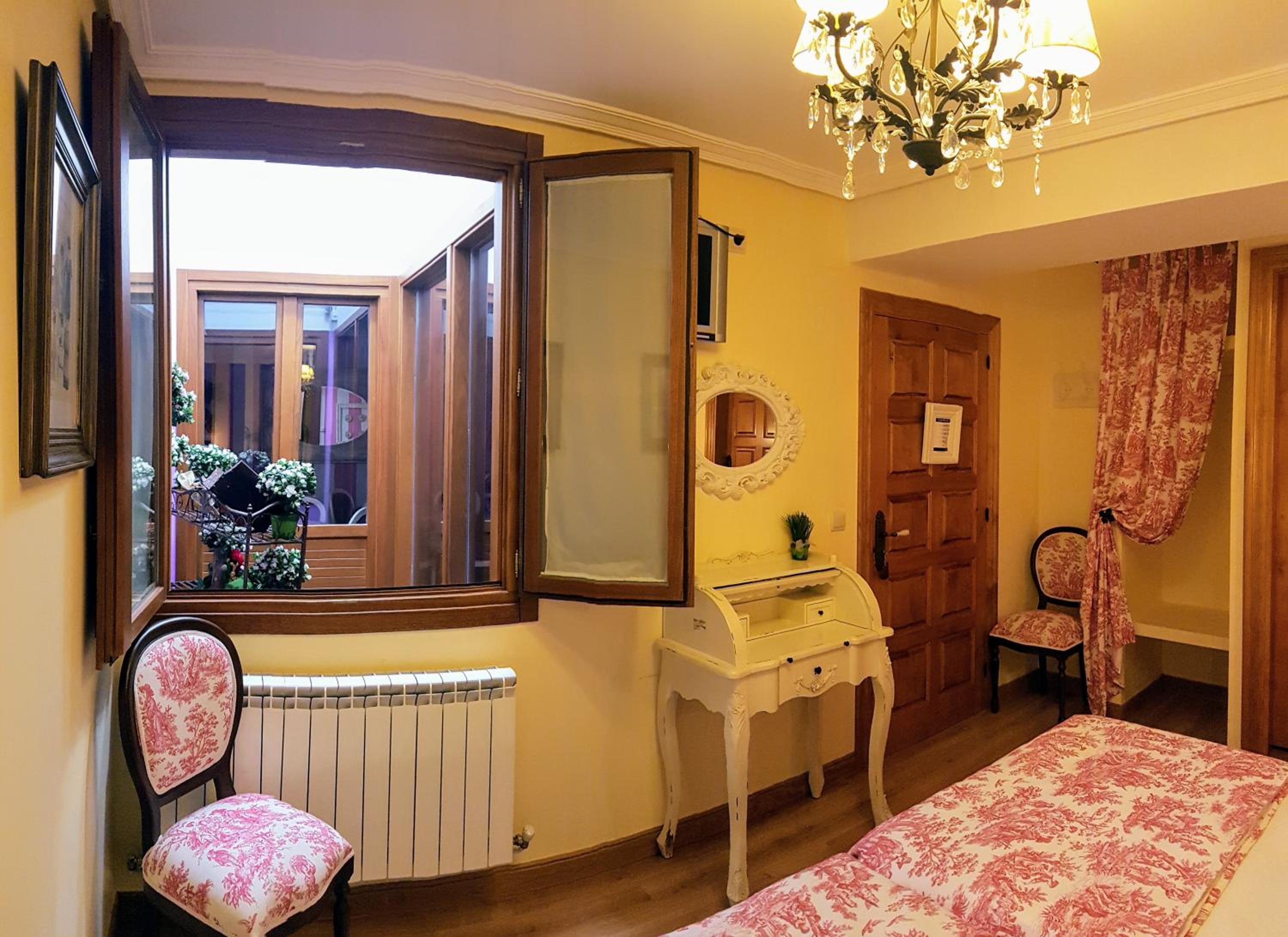 Basic Twin Room with Private Bathroom - Photo 33