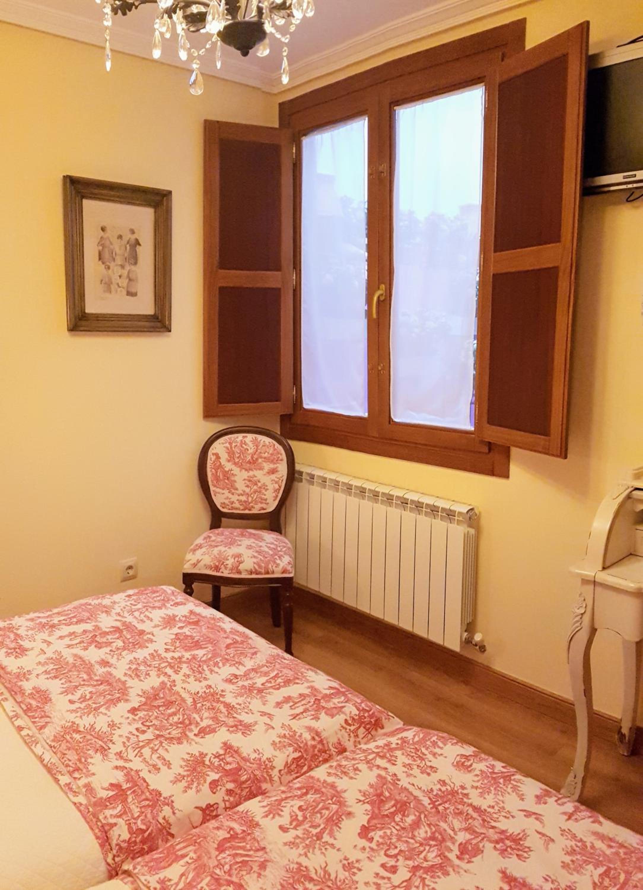 Basic Twin Room with Private Bathroom - Photo 2