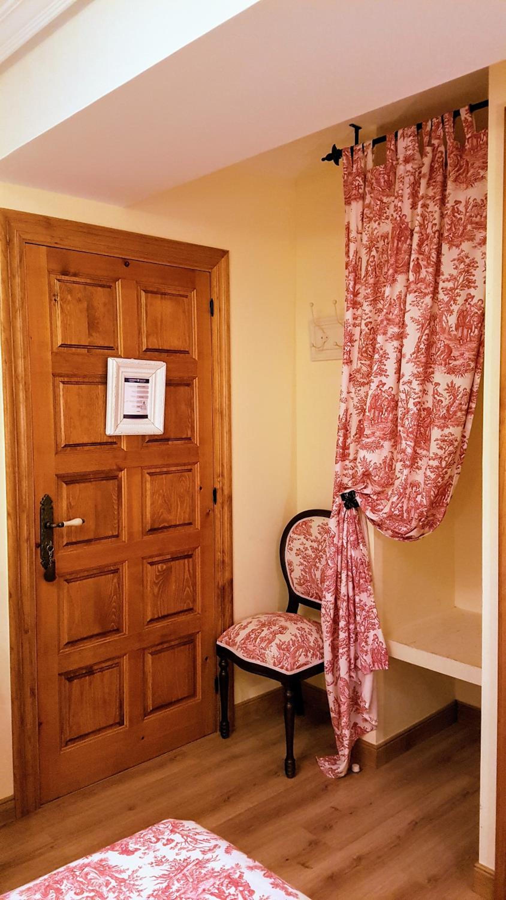 Basic Twin Room with Private Bathroom - Photo 32