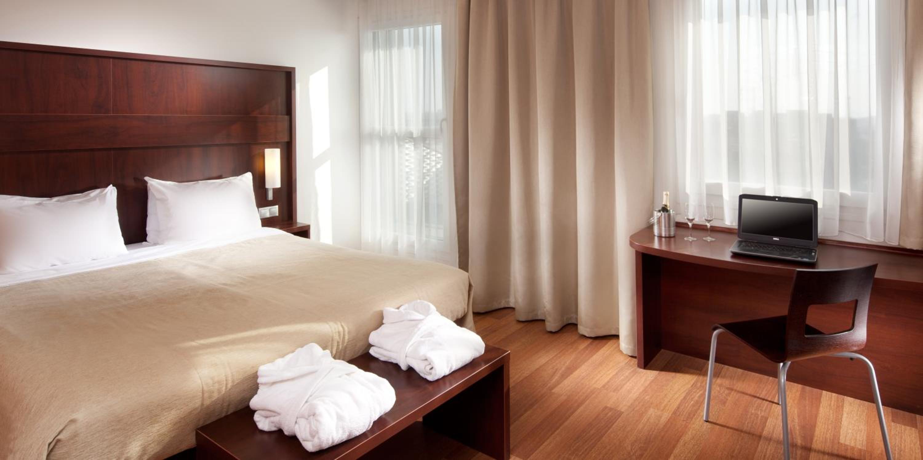Deluxe Room with 1 Double Bed - Photo 5