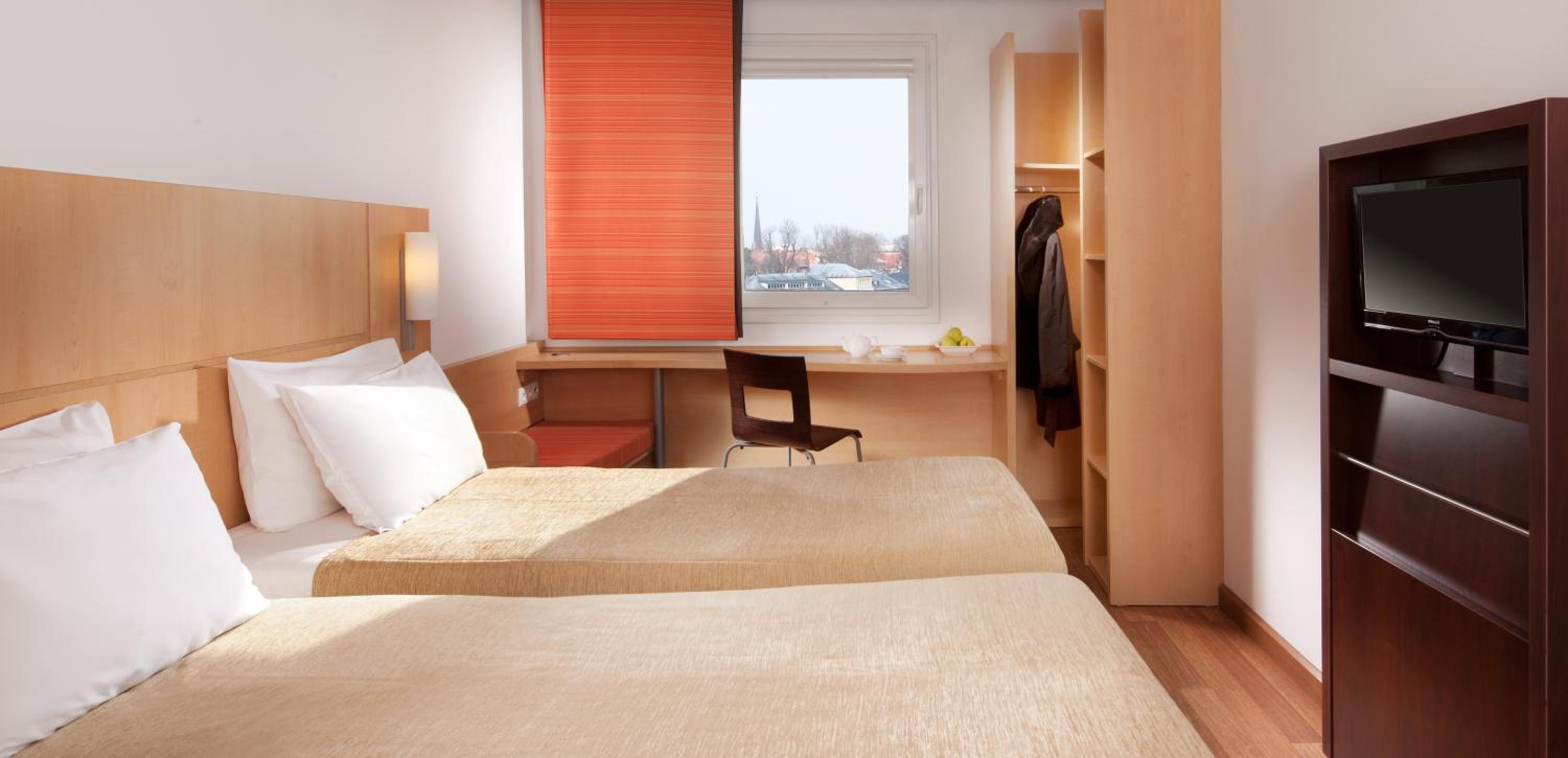 Standard Room with 2 Single Beds - Photo 2