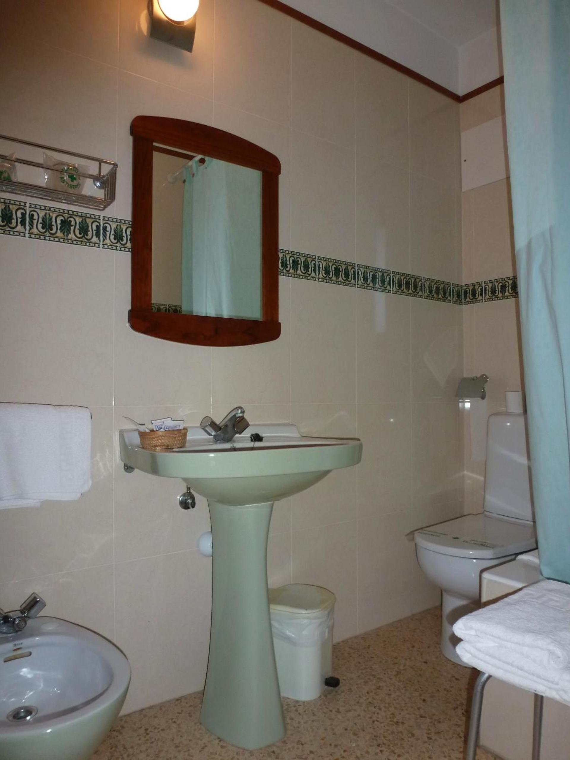 Double or Twin Room - Photo 13