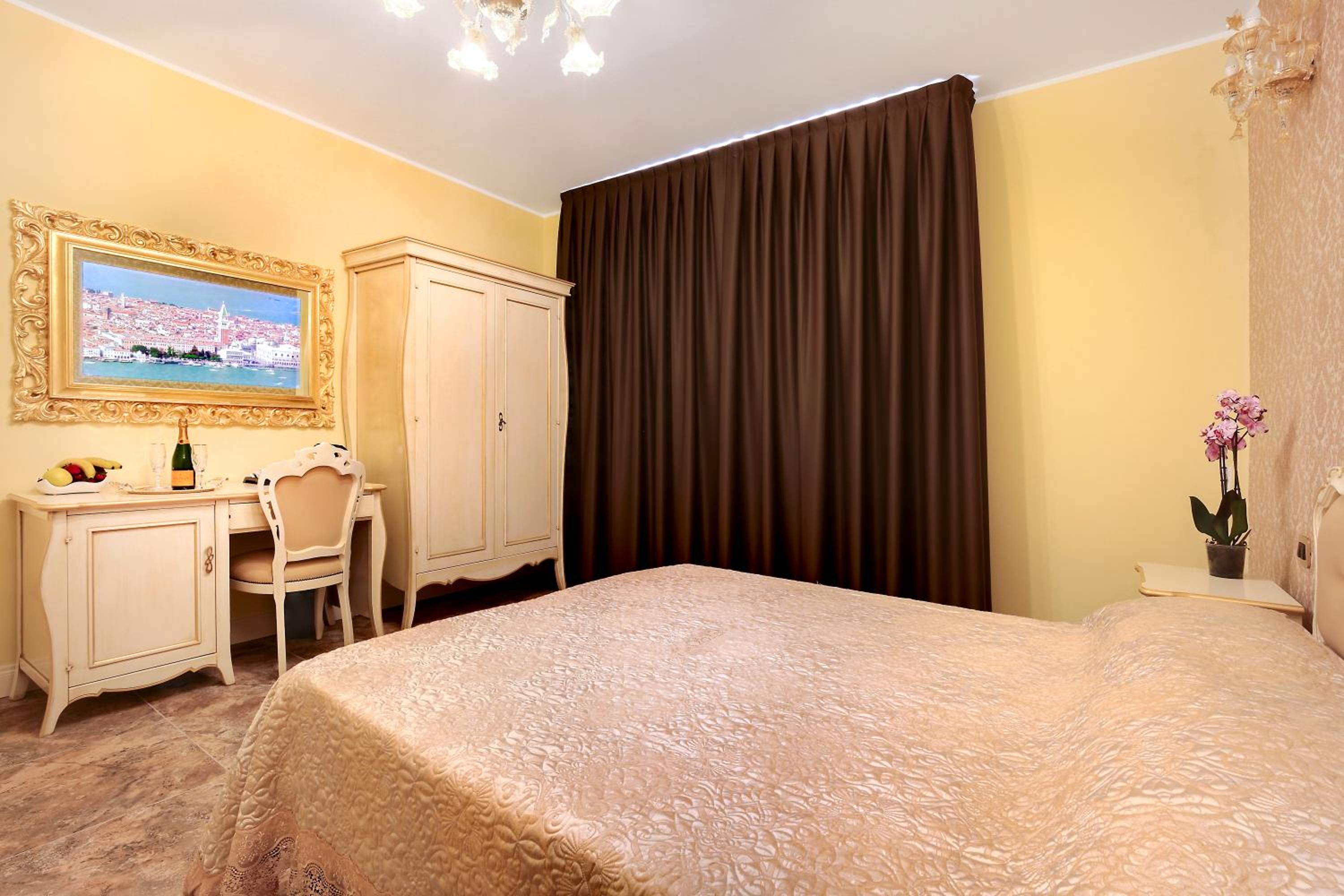 Superior Double or Twin Room - Photo 8
