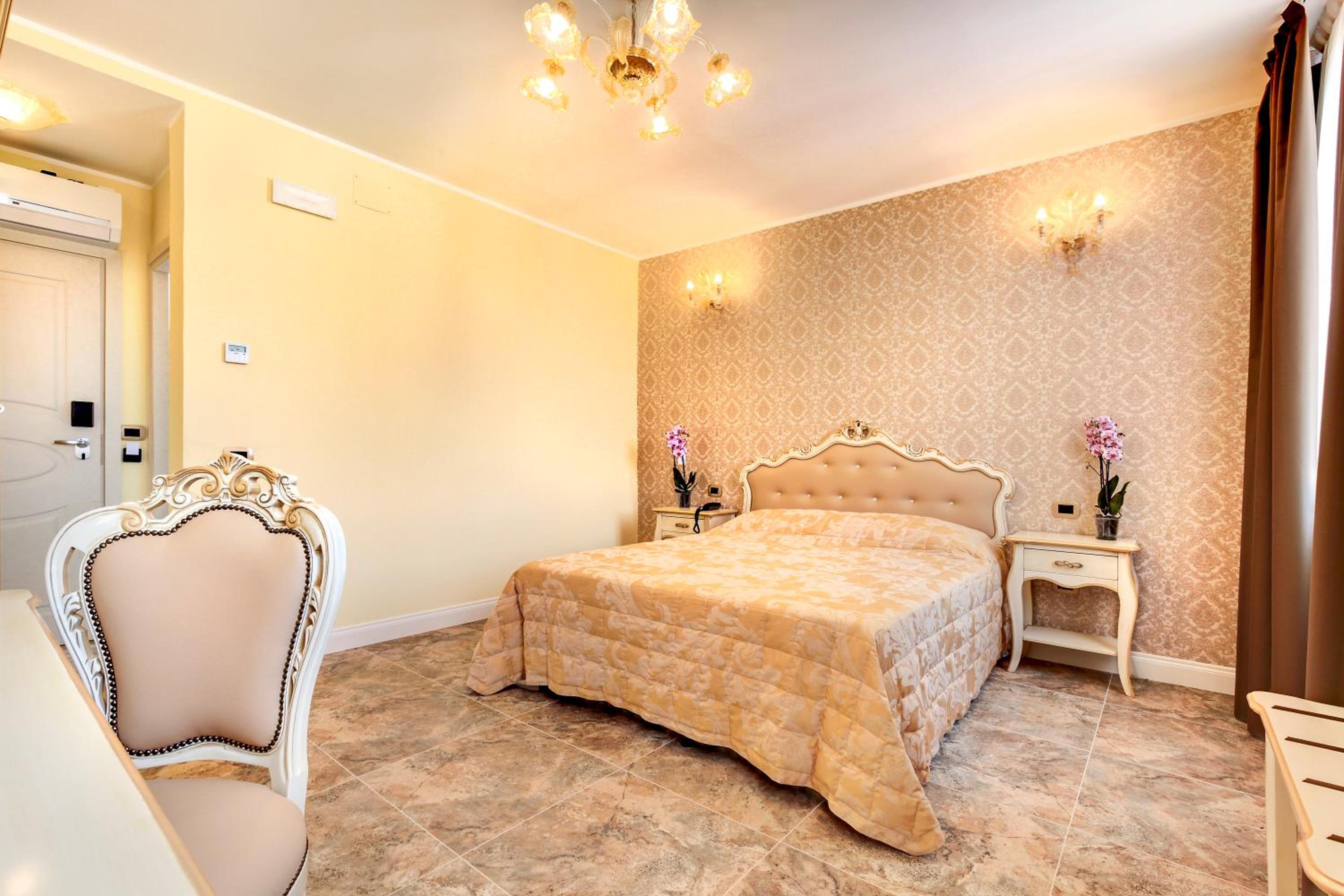 Deluxe Double or Twin Room - Photo 16