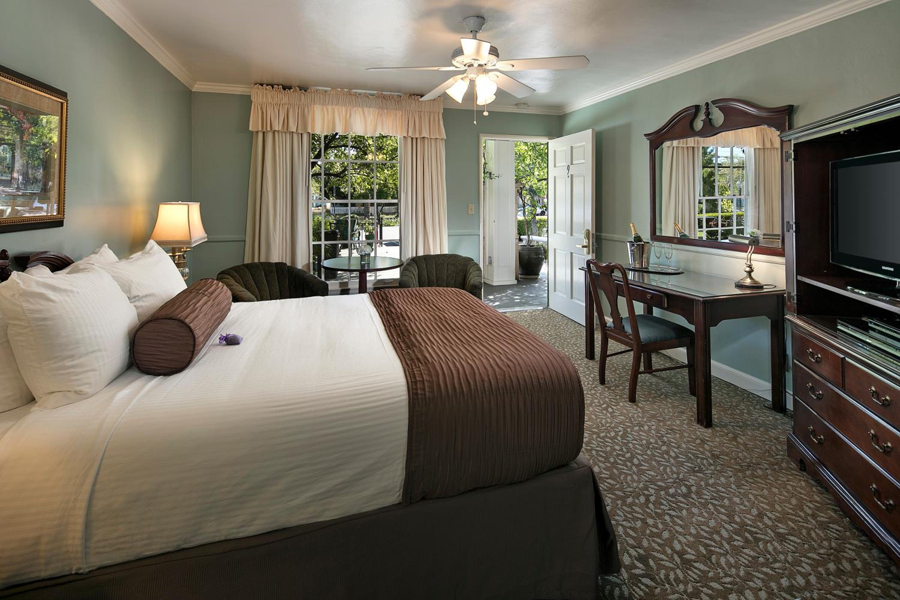 Queen Room photo 1