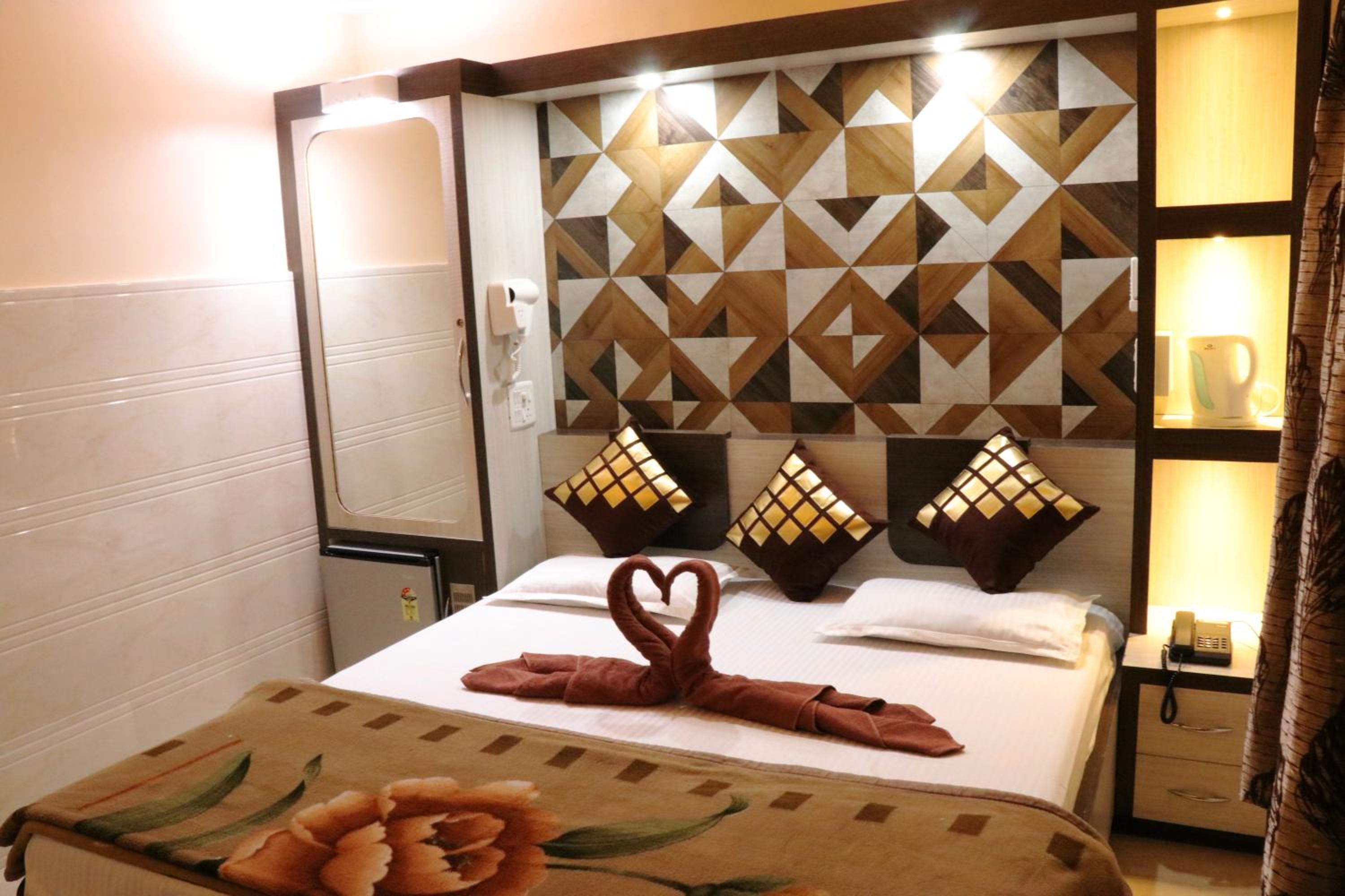 Deluxe Double Room (2 Adults + 1 Child) - Photo 1
