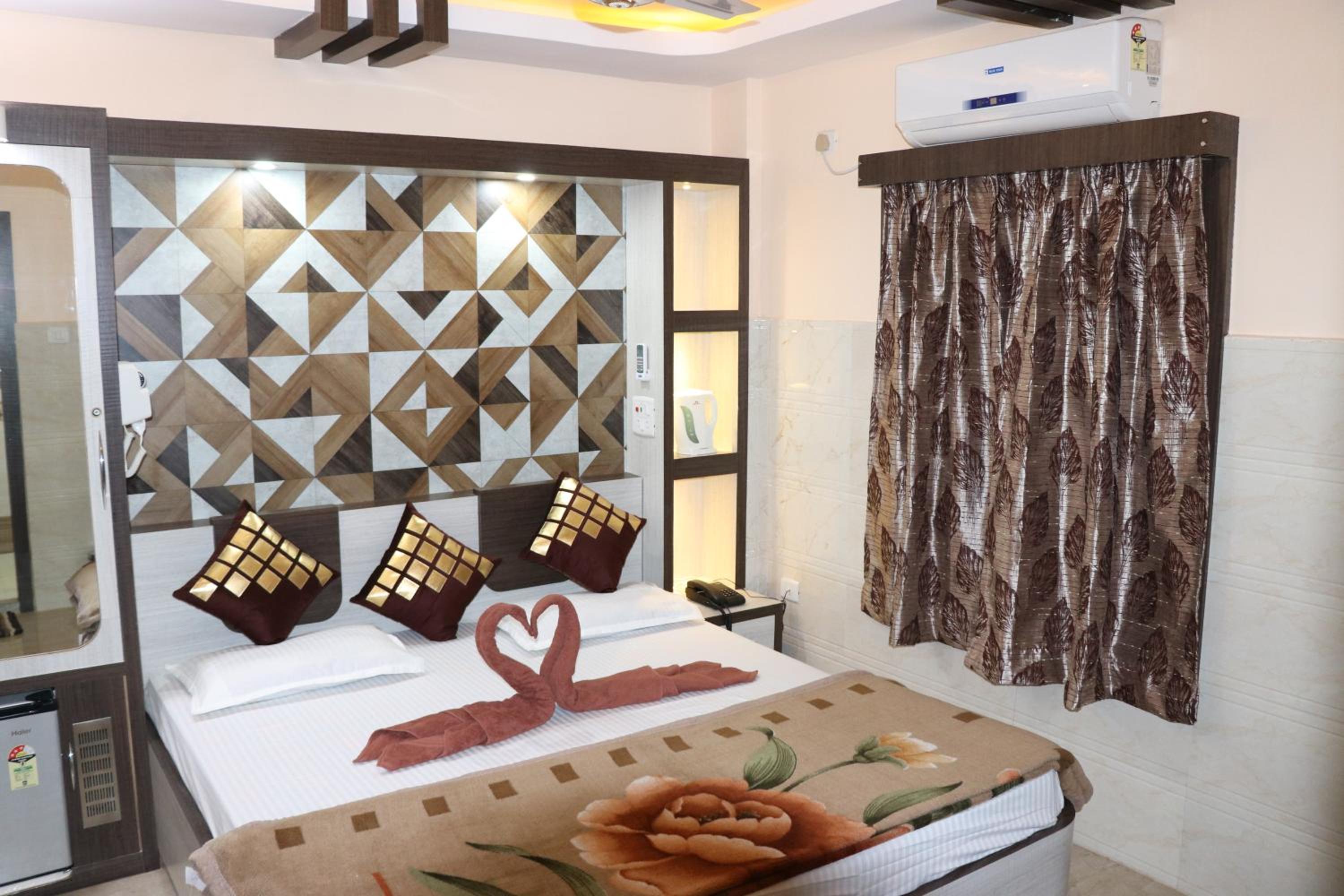 Deluxe Double Room (2 Adults + 1 Child) - Photo 6