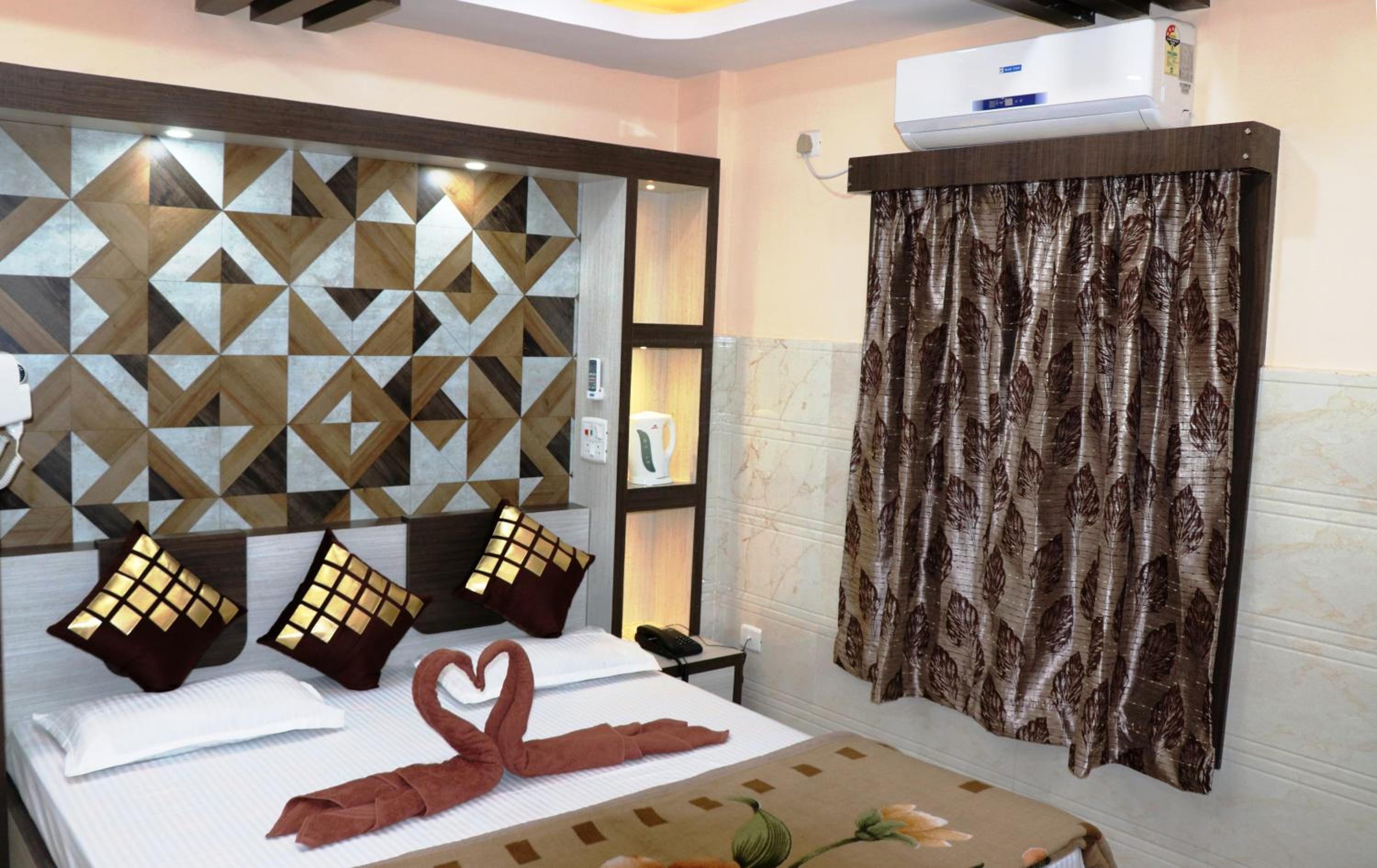 Deluxe Double Room (2 Adults + 1 Child) - Photo 5