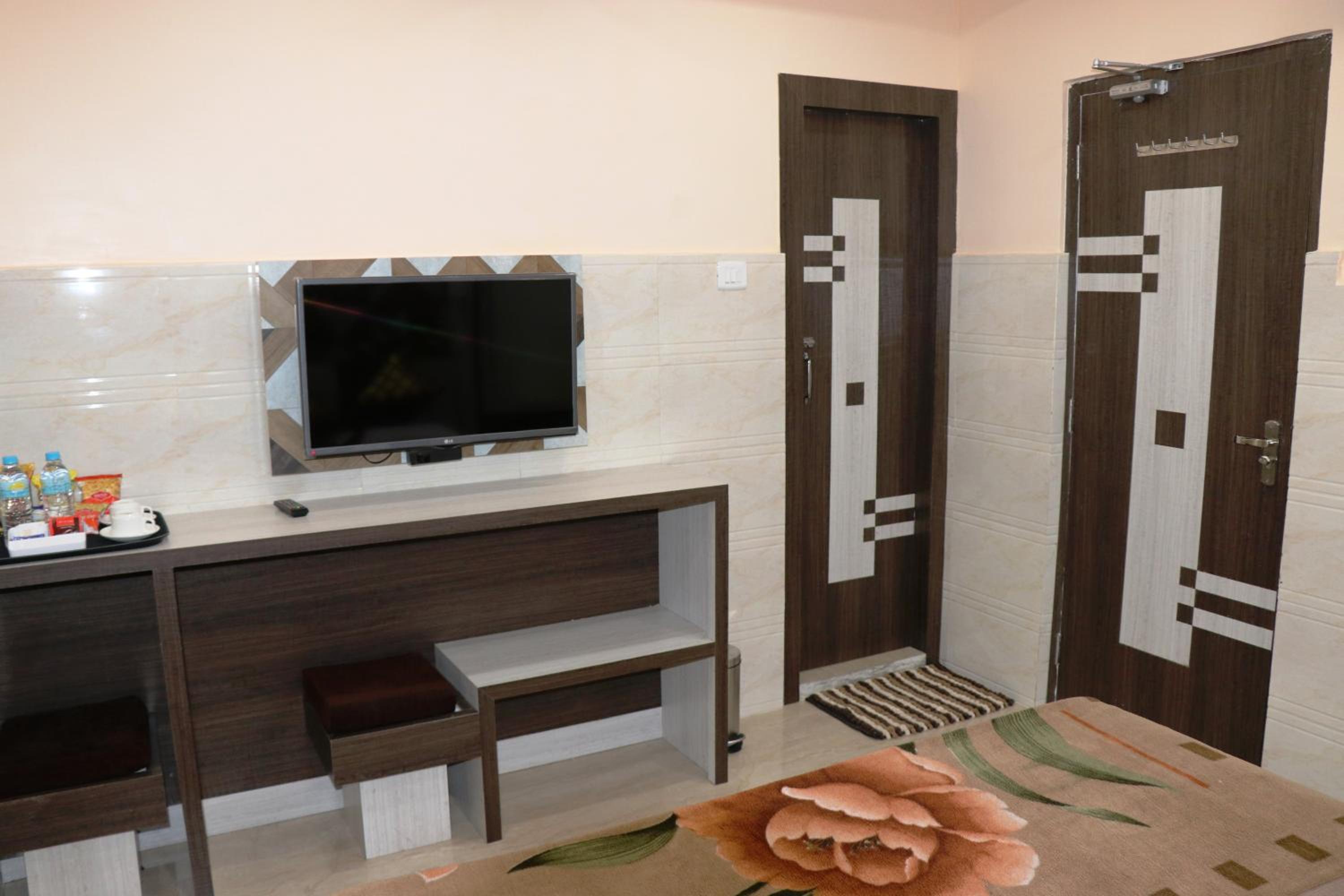 Deluxe Double Room (2 Adults + 1 Child) - Photo 4