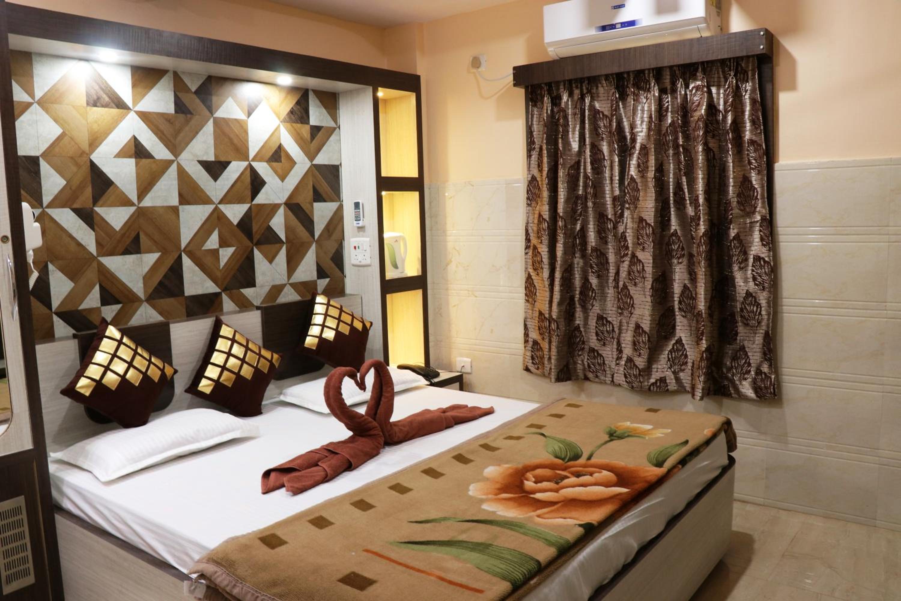 Deluxe Double Room (2 Adults + 1 Child) - Photo 3