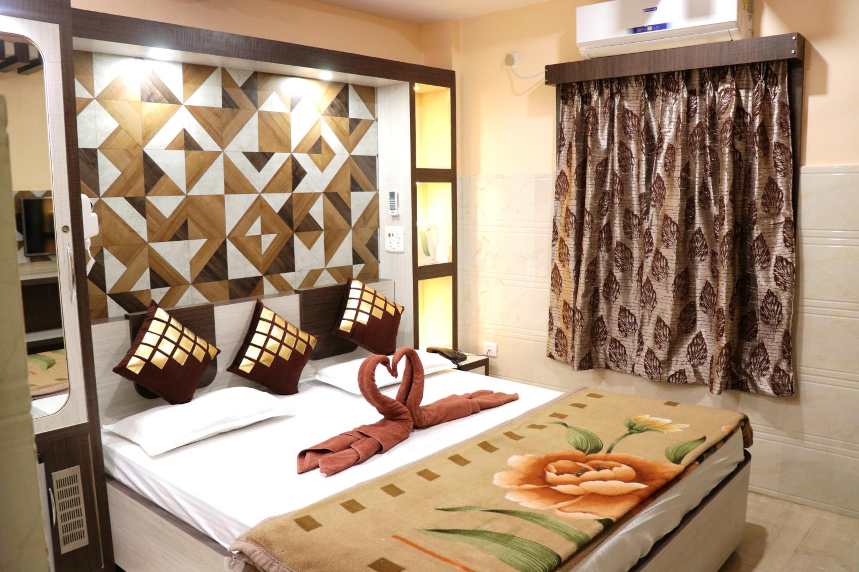 Deluxe Double Room (2 Adults + 1 Child) - Photo 2