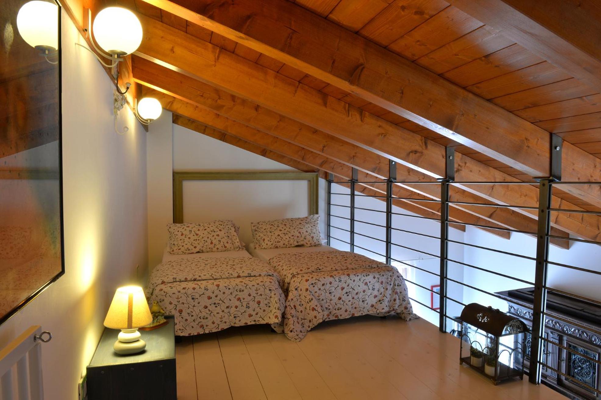 One-Bedroom Superior Apartment - Photo 2