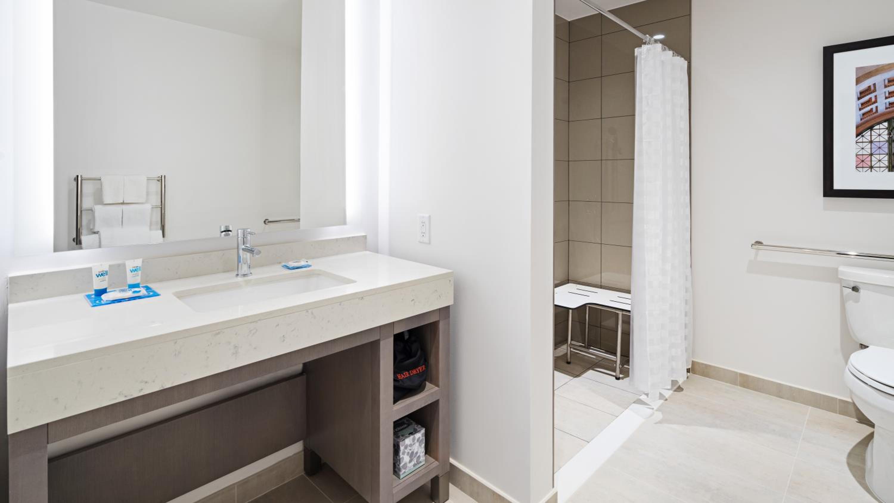 Den King Room with Roll-in Shower - Disability Access photo 3