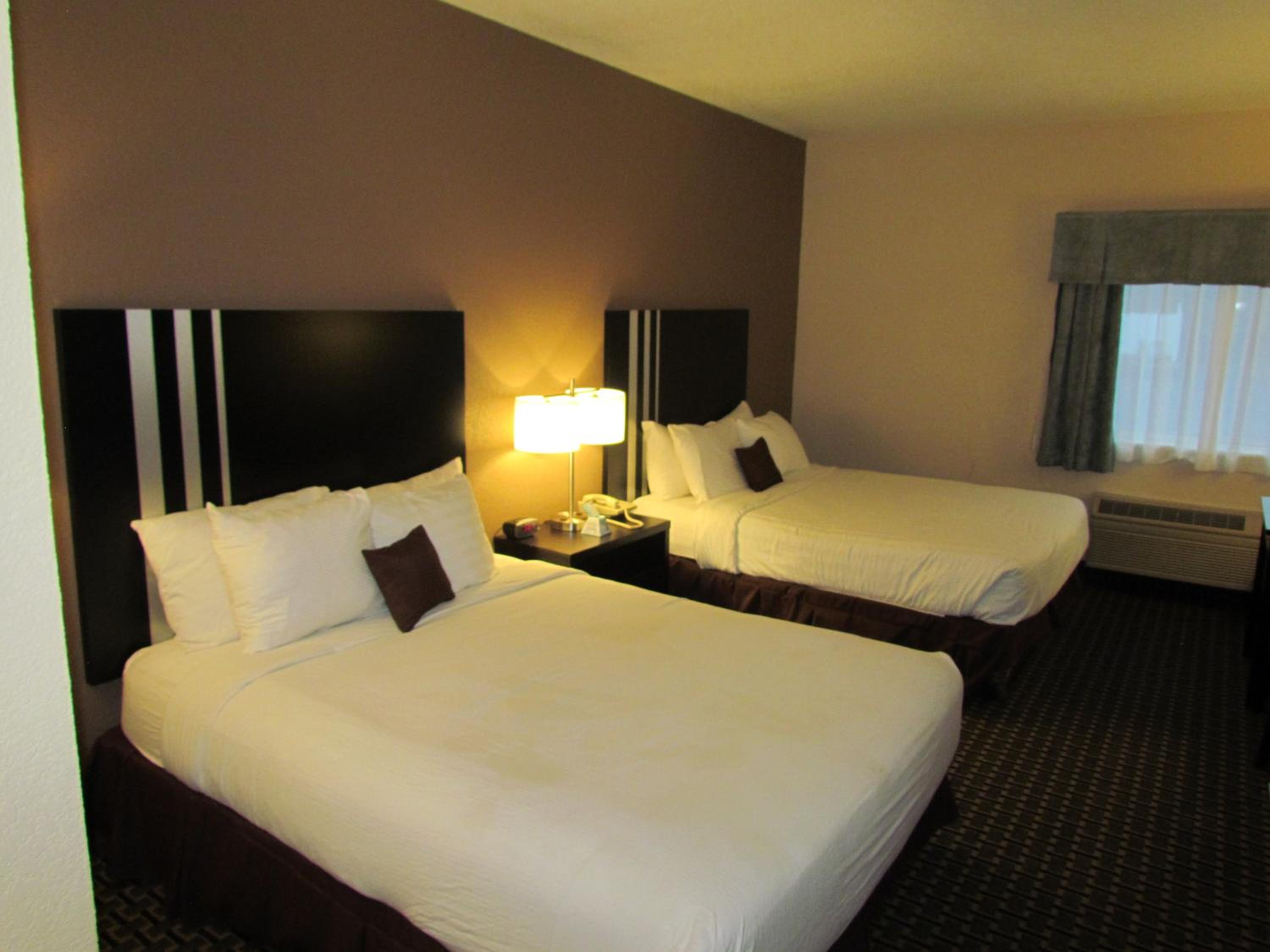 Queen Room with Two Queen Beds - Non-Smoking - Photo 5
