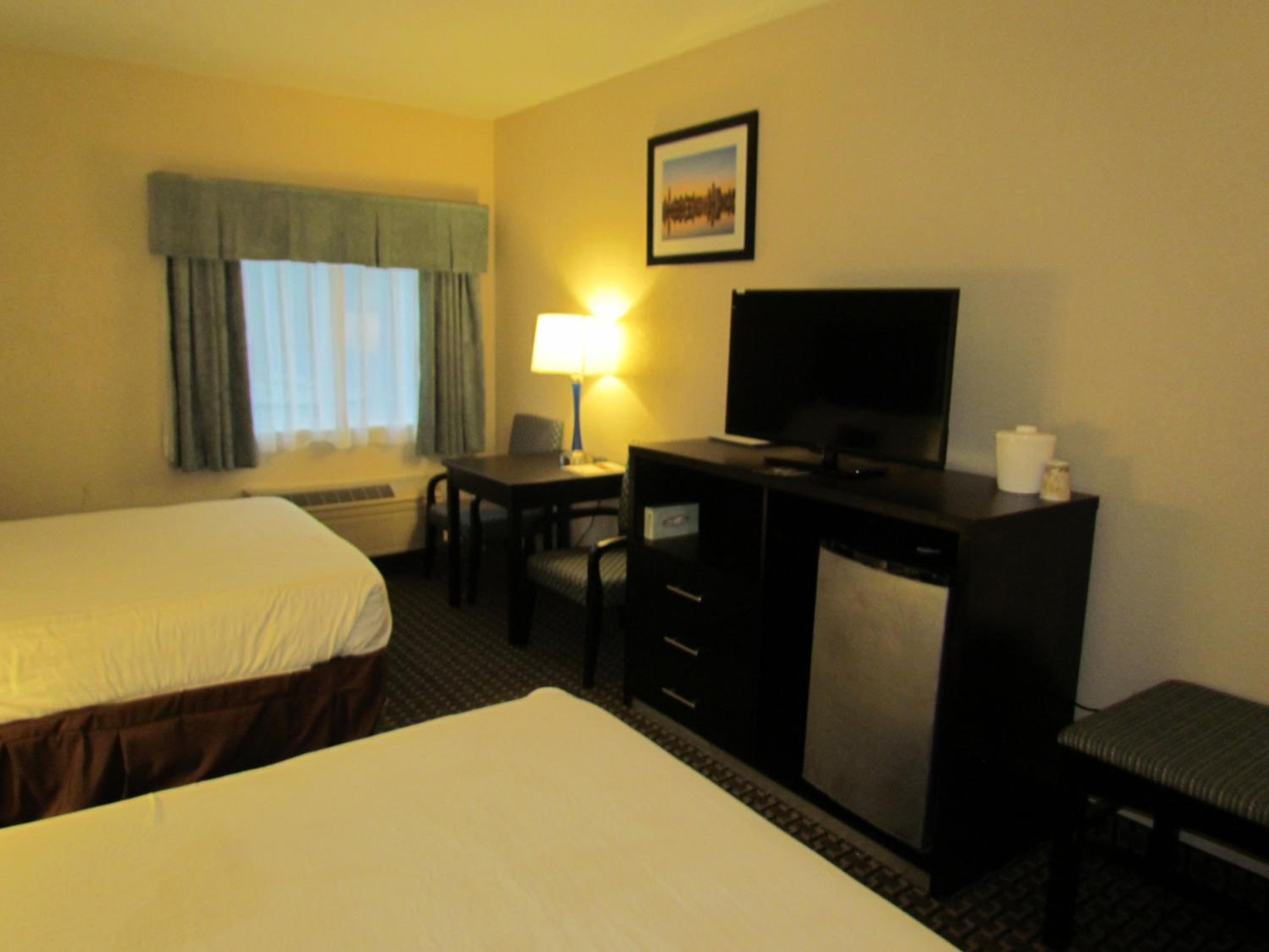 Queen Room with Two Queen Beds - Non-Smoking - Photo 4