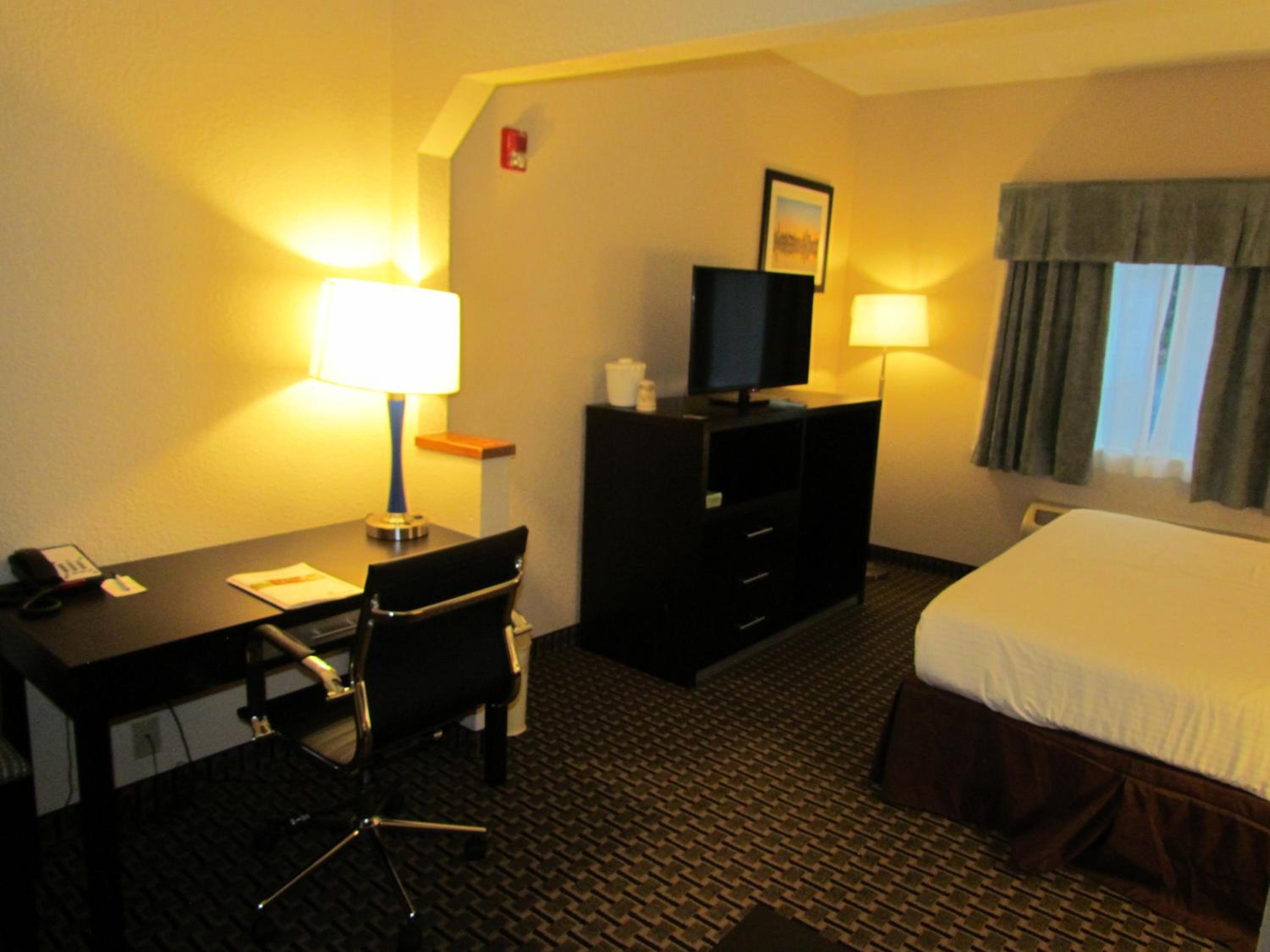 King Suite with Sofa Bed - Non-Smoking - Photo 6