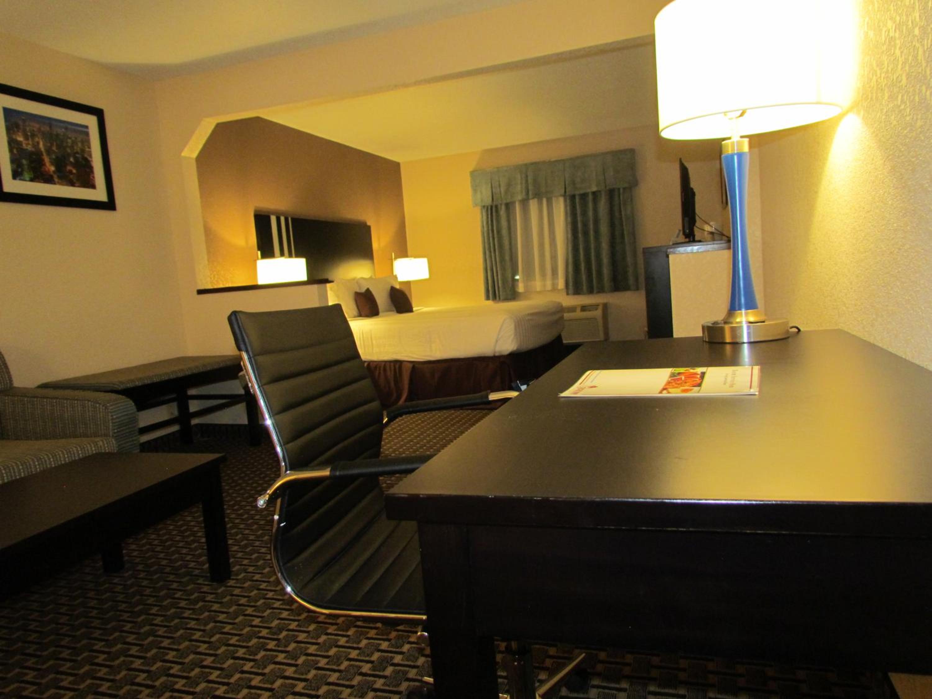 Business Suite with Jetted Tub - Non-Smoking - Photo 3