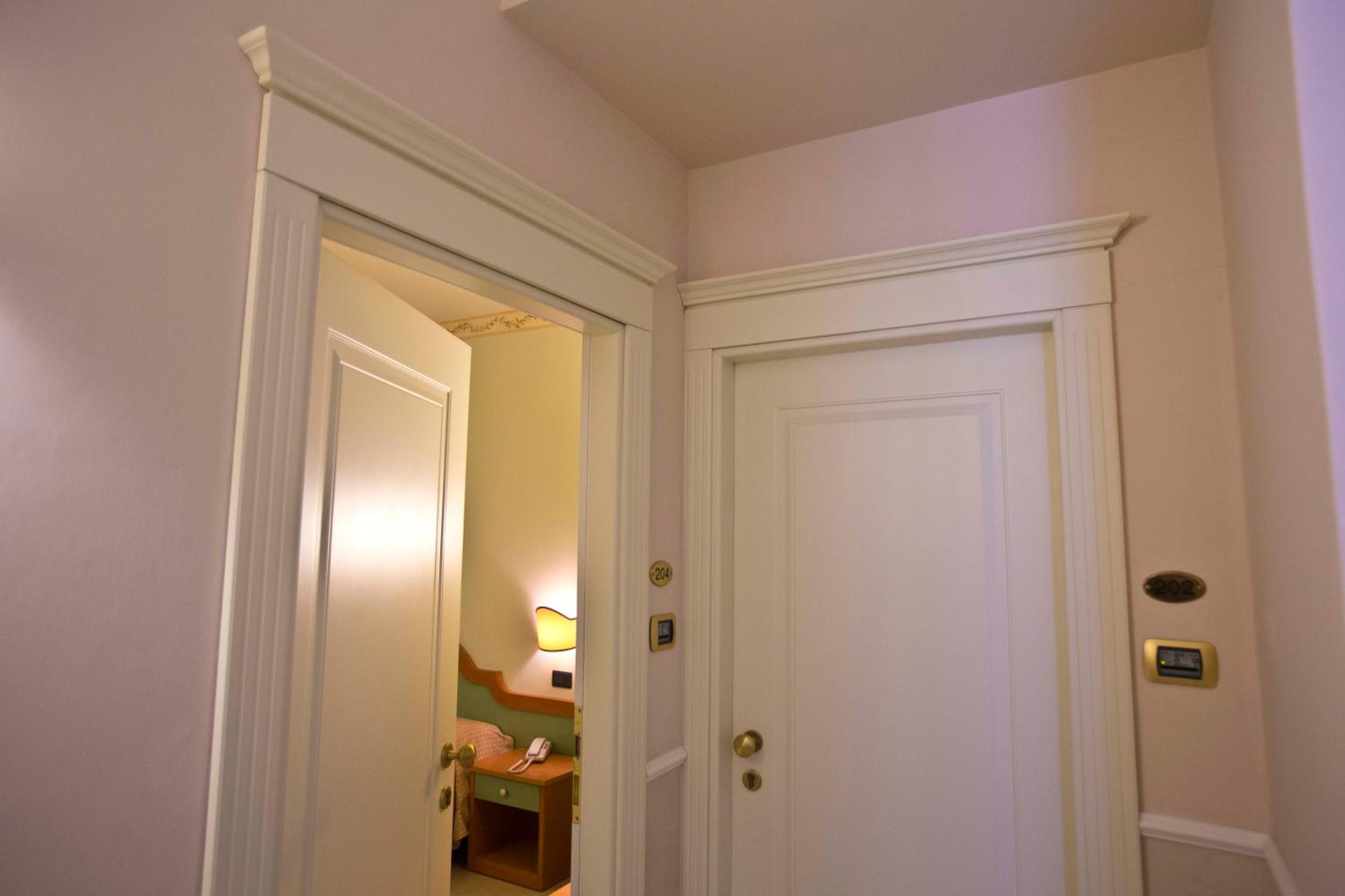 Double or Twin Room with Balcony - Photo 4