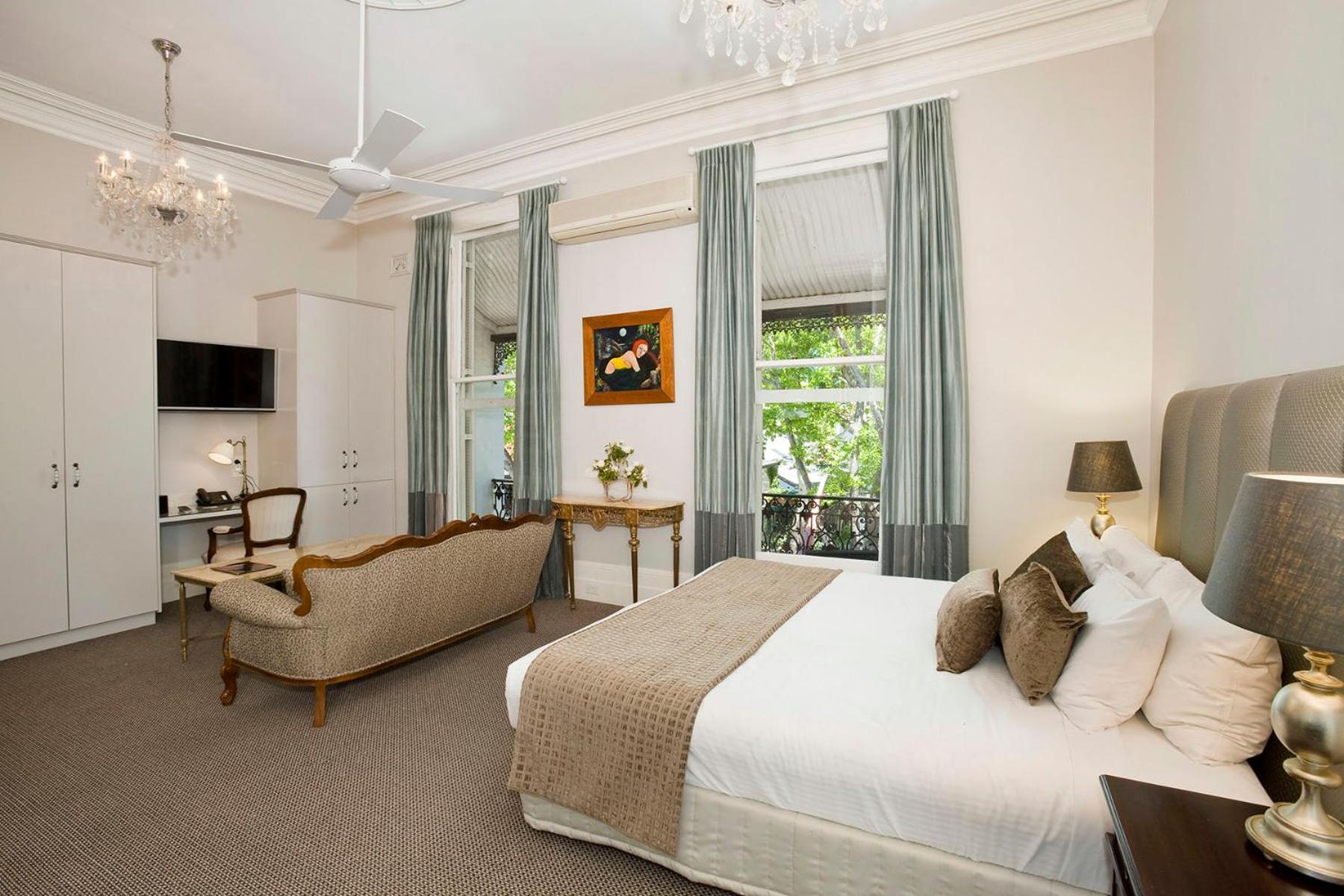 Superior King Suite thumbnail 5