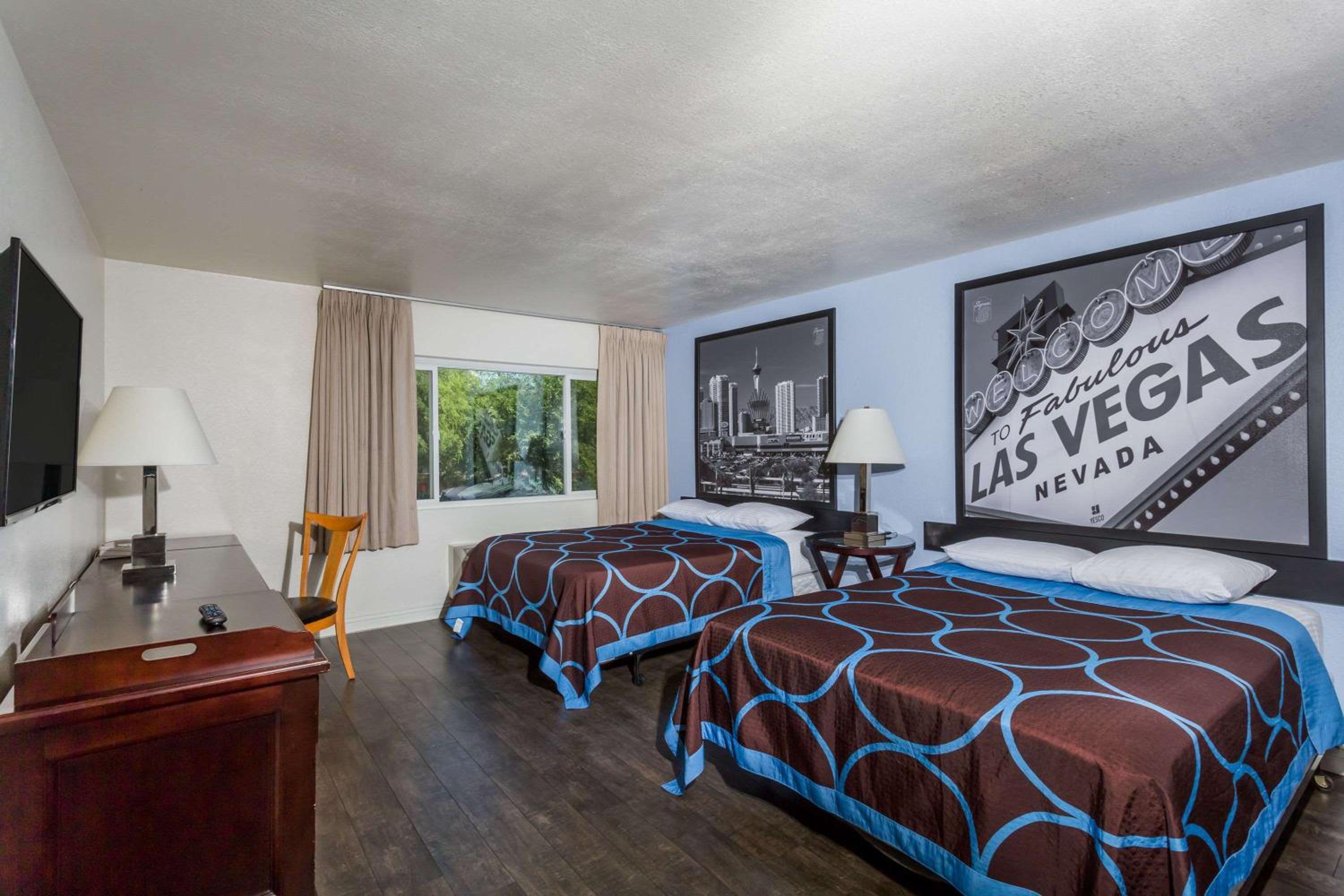 Queen Room with Two Queen Beds - Non-Smoking - Photo 4