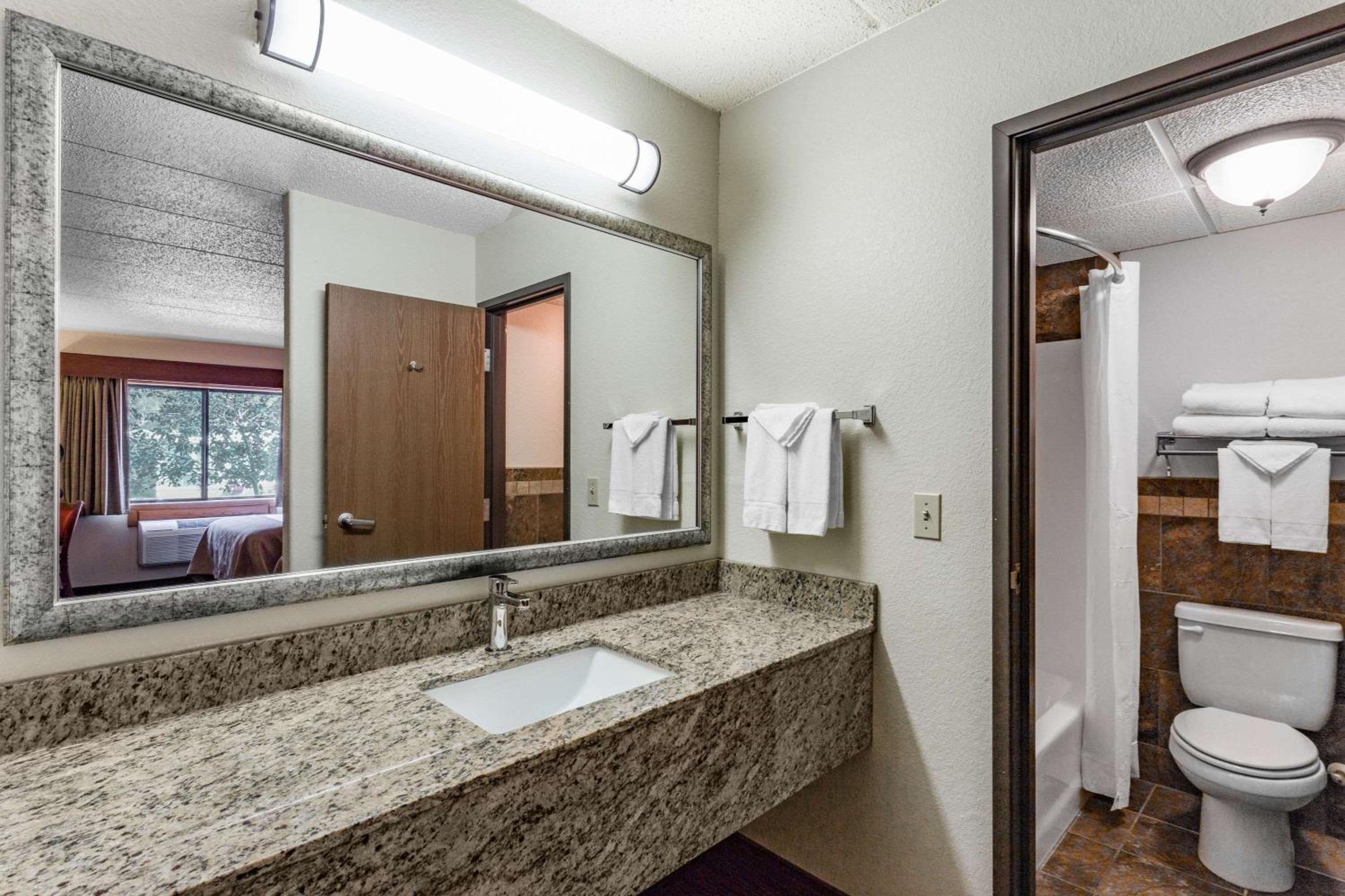 Efficiency One-Bedroom King Room - Non-Smoking - Photo 2