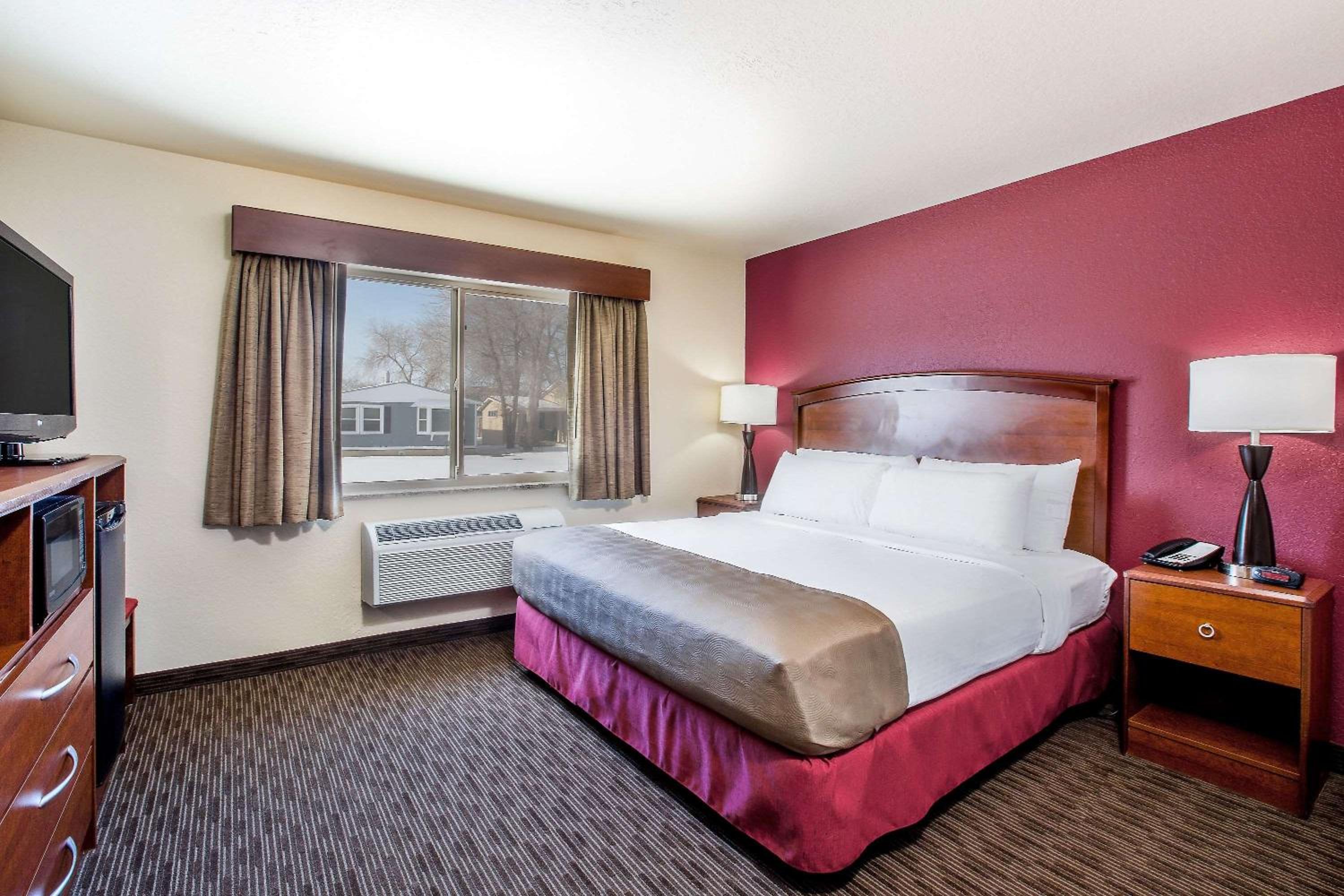 King Room - Non-Smoking - Photo 2