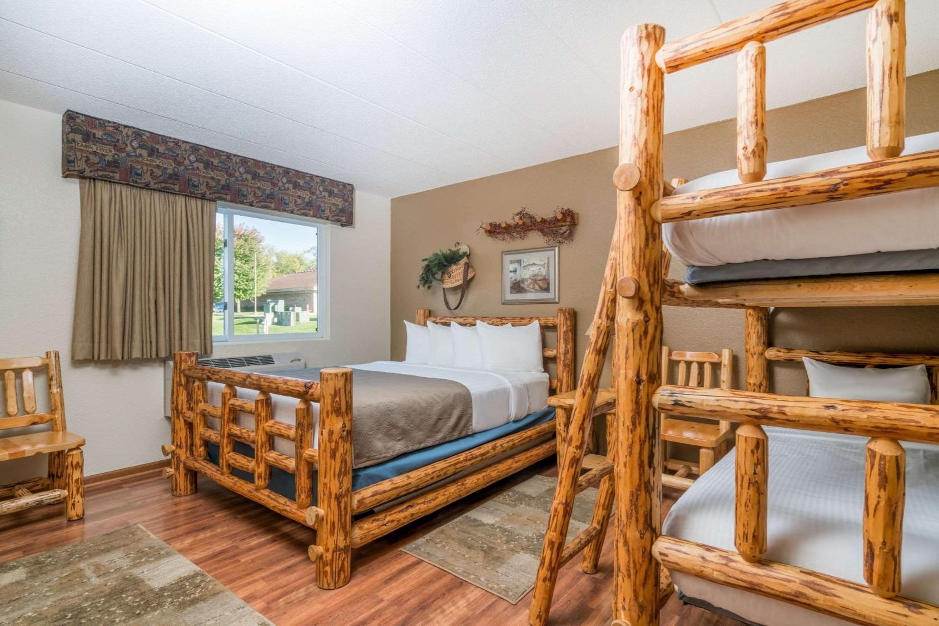 1 Queen Bed, 1 Bunk Bed (Non-Smoking)
