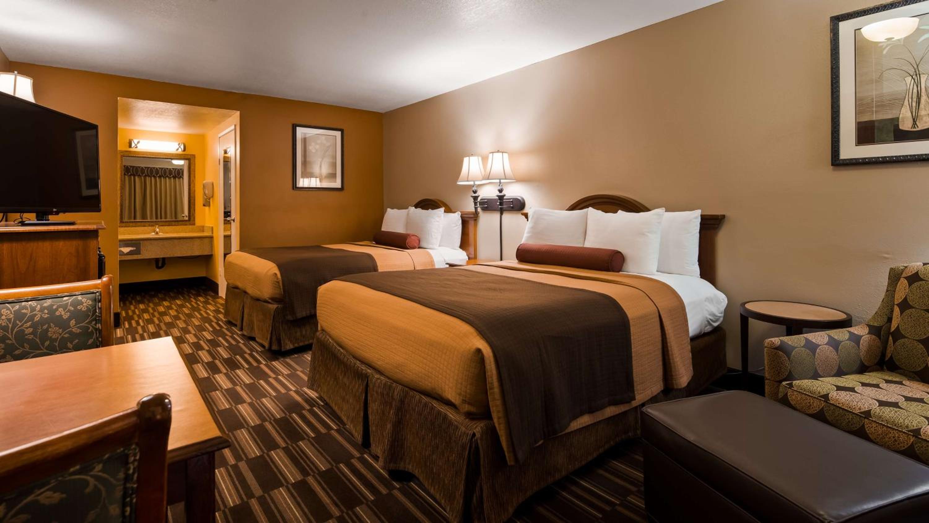 Queen Room with Two Queen Beds - Photo 2