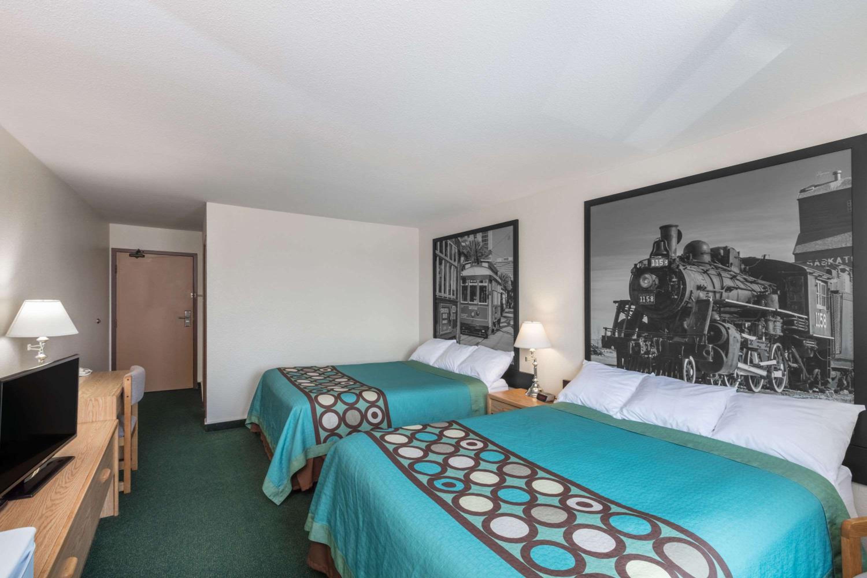 Queen Room with Two Queen Beds - Non-Smoking - Photo 1