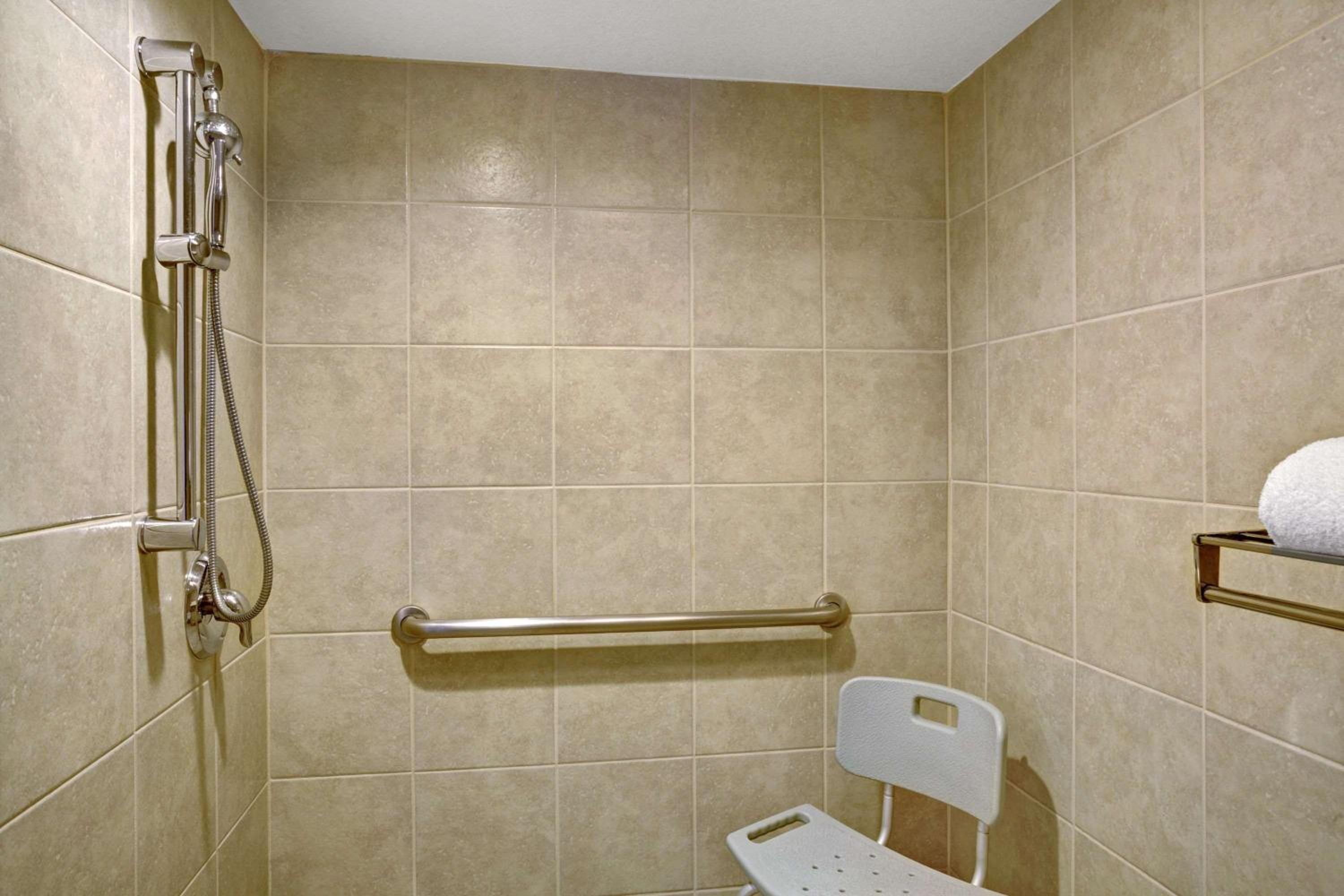 Queen Room with Two Queen Beds - Mobility Access/Non-Smoking - Photo 6