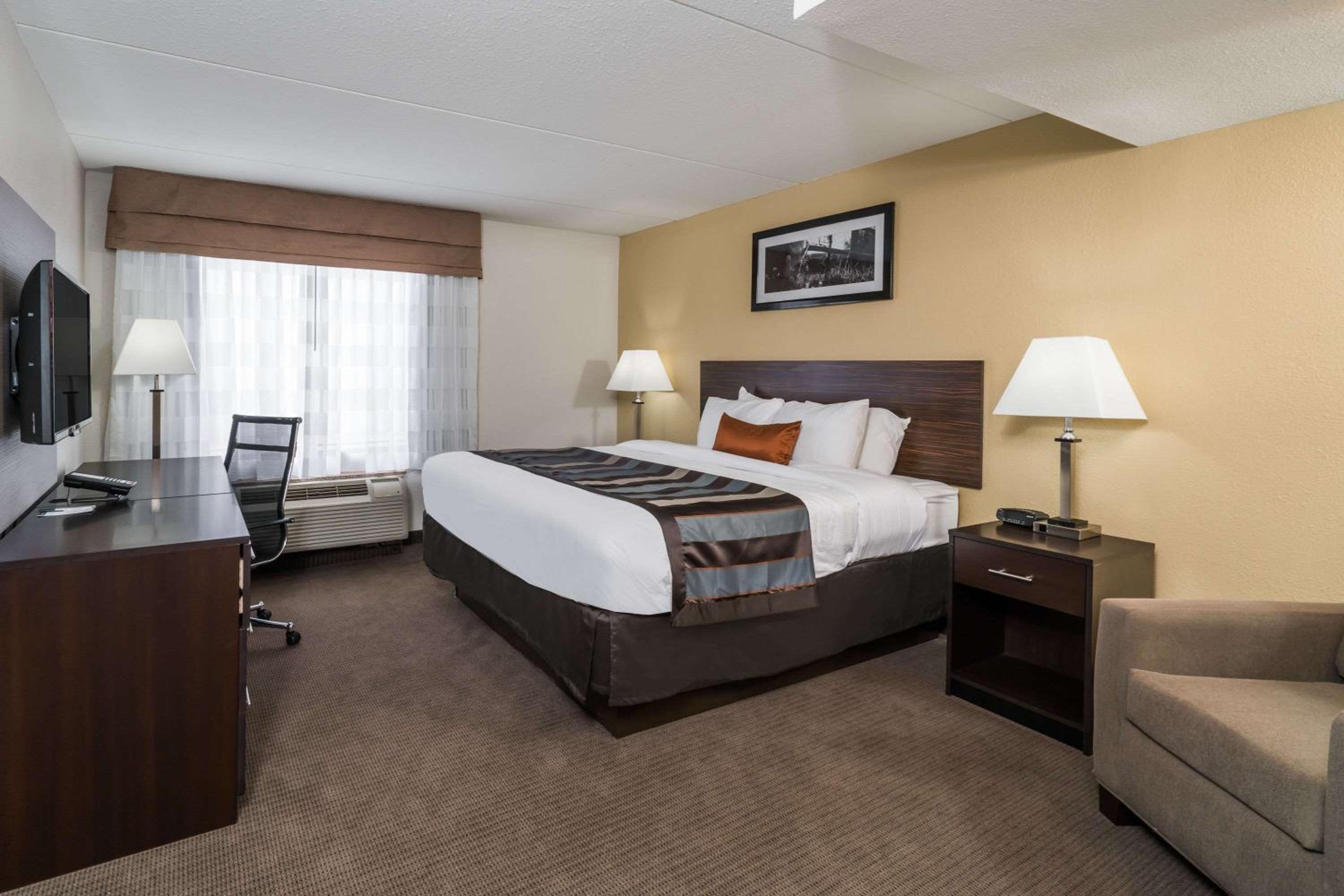 One-Bedroom King Suite - Non-Smoking photo 3
