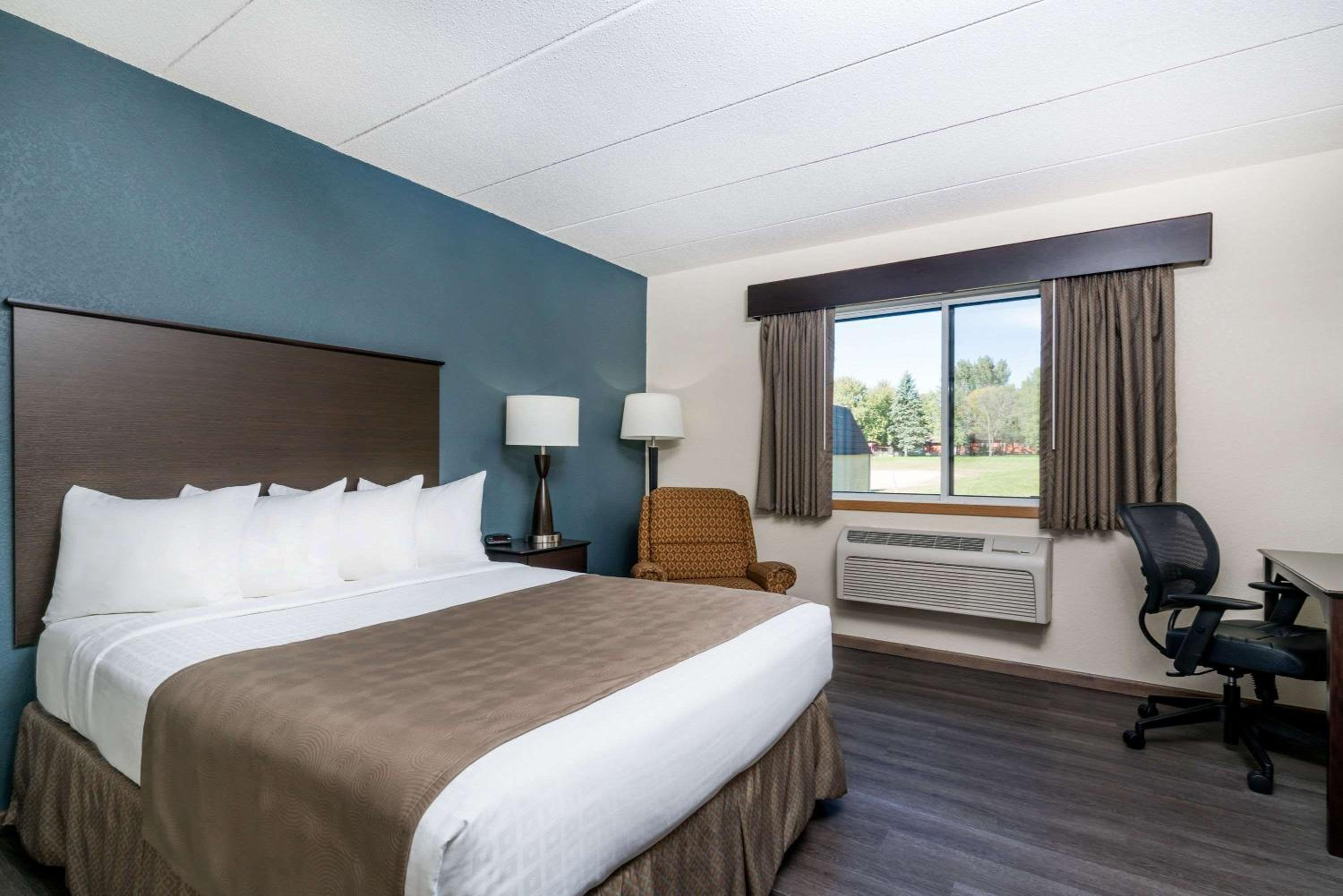 1 Queen Bed, Mobility Accessible Room  (Non-Smoking) - Photo 2