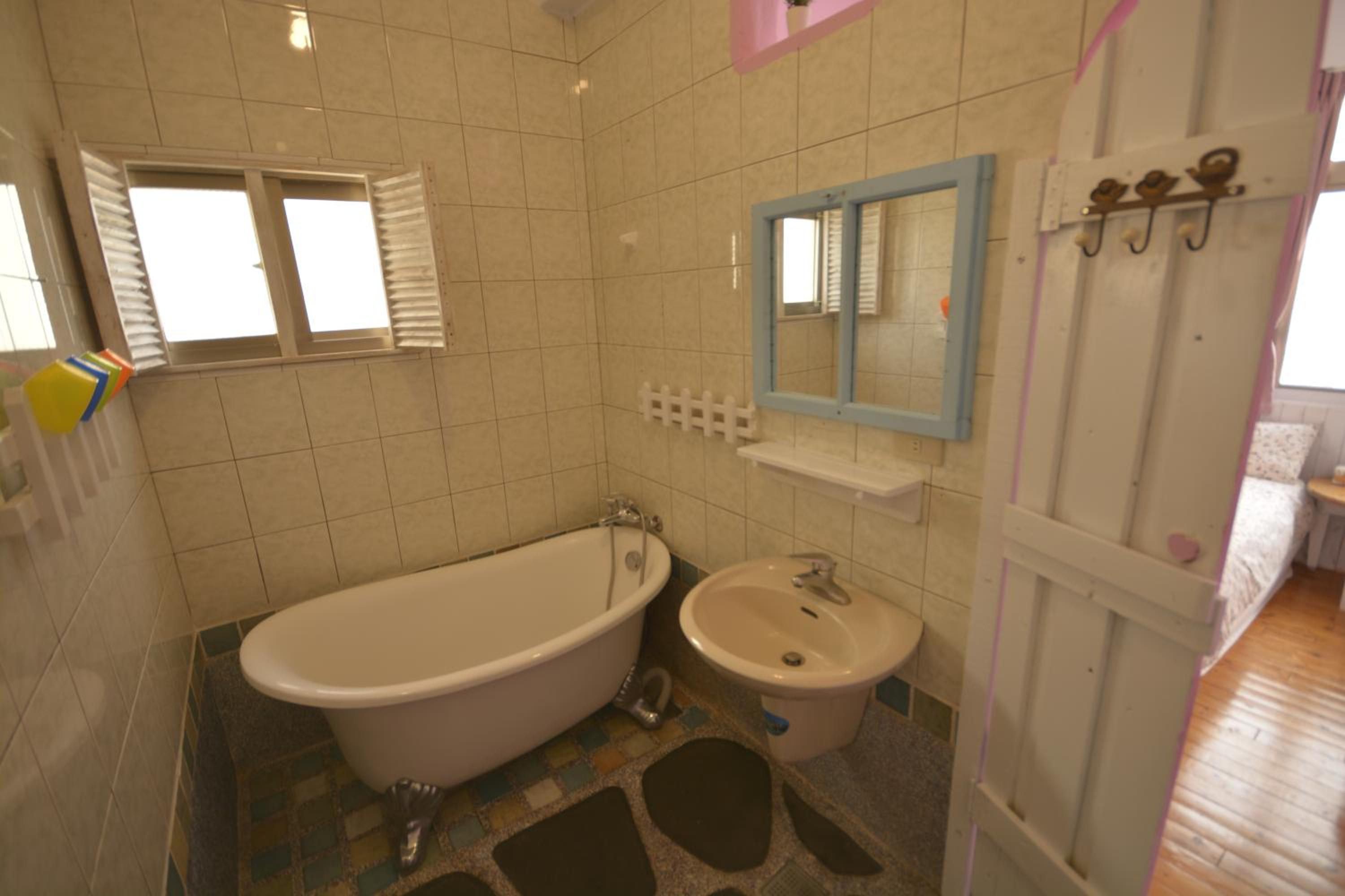 Quadruple Room with Bath photo 3
