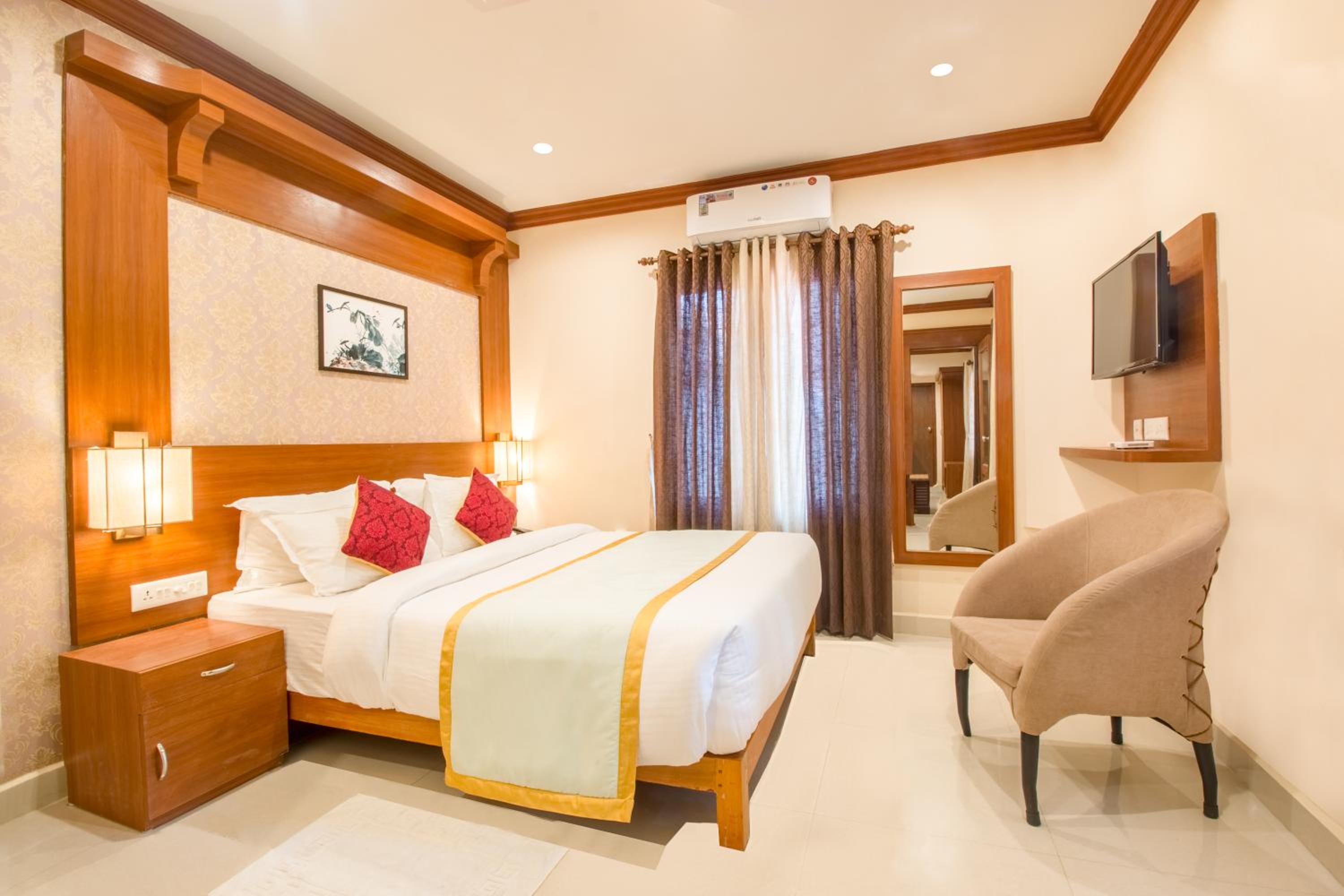 Crown Suite A/C photo 1