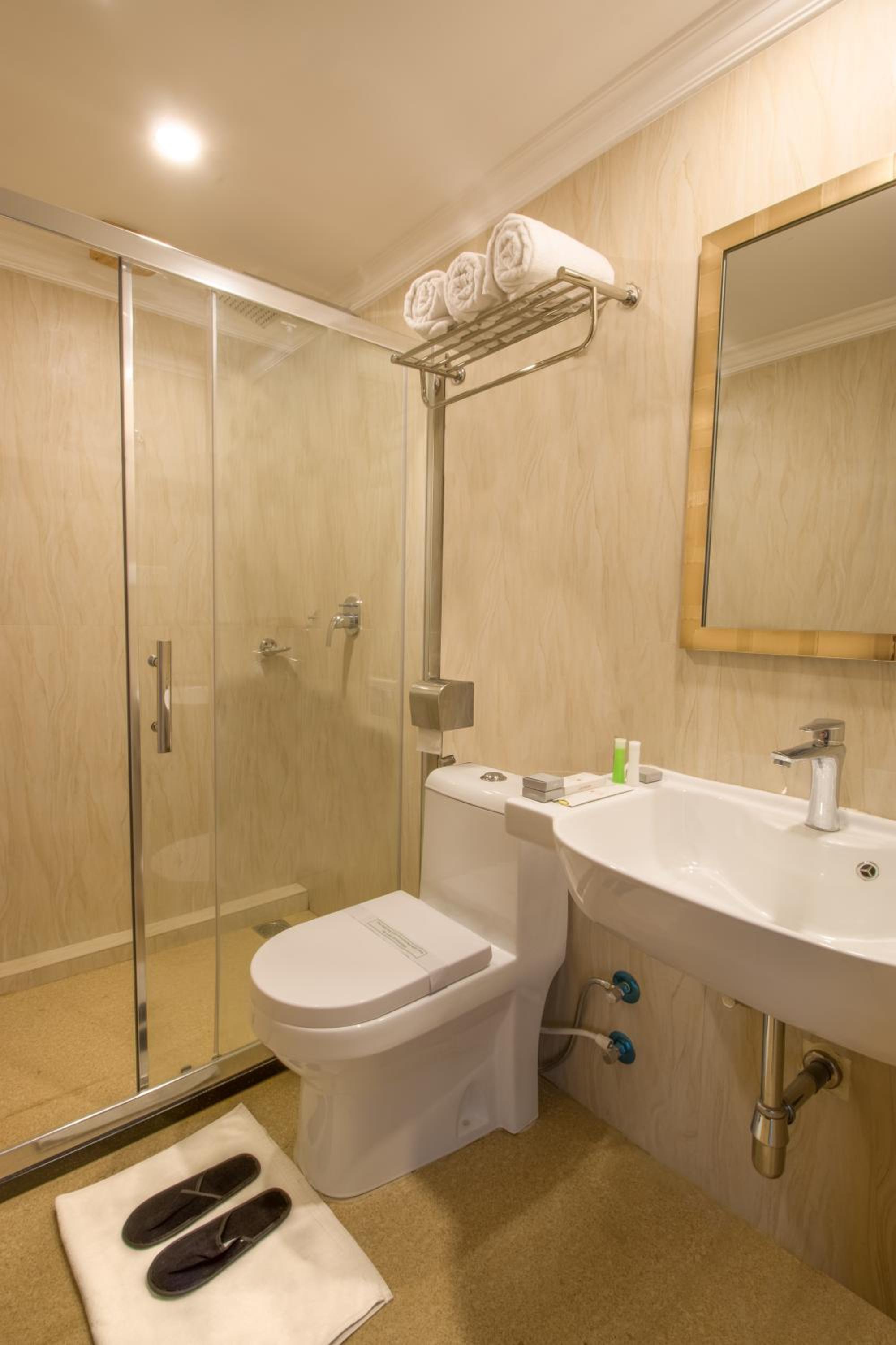 Crown Suite A/C photo 2