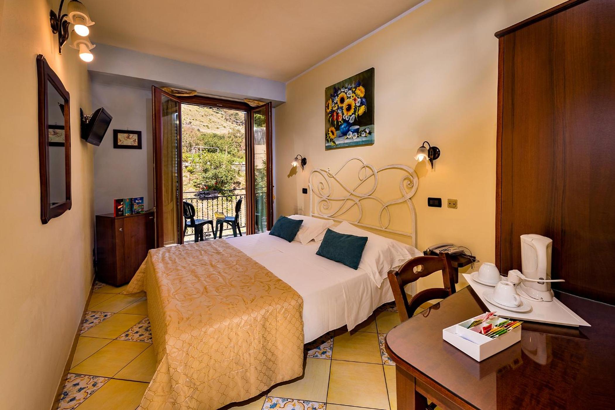 Small Double Room with lateral Sea View - Photo 7