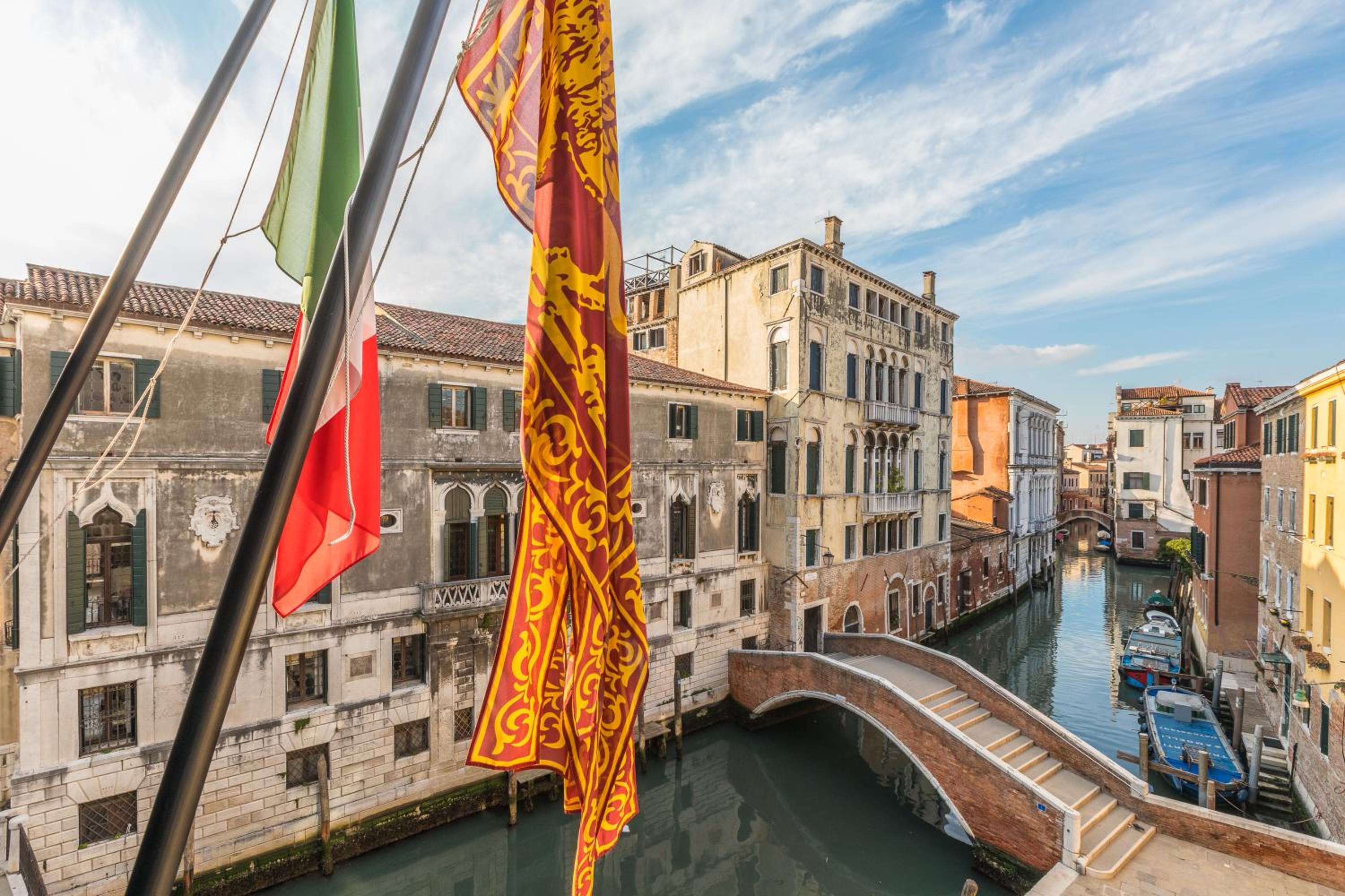 Deluxe Apartment with Balcony and Canal View photo 2
