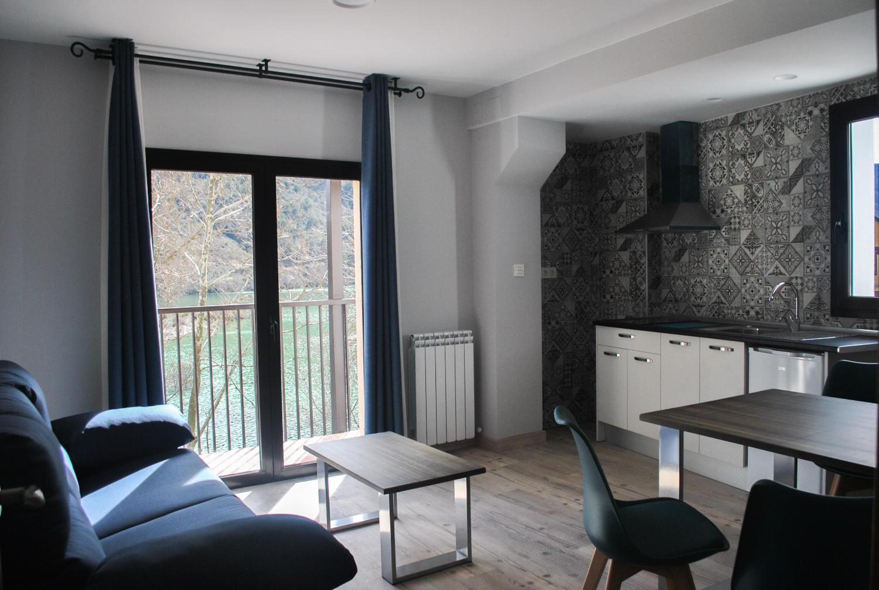 Apartment with Terrace - Photo 6