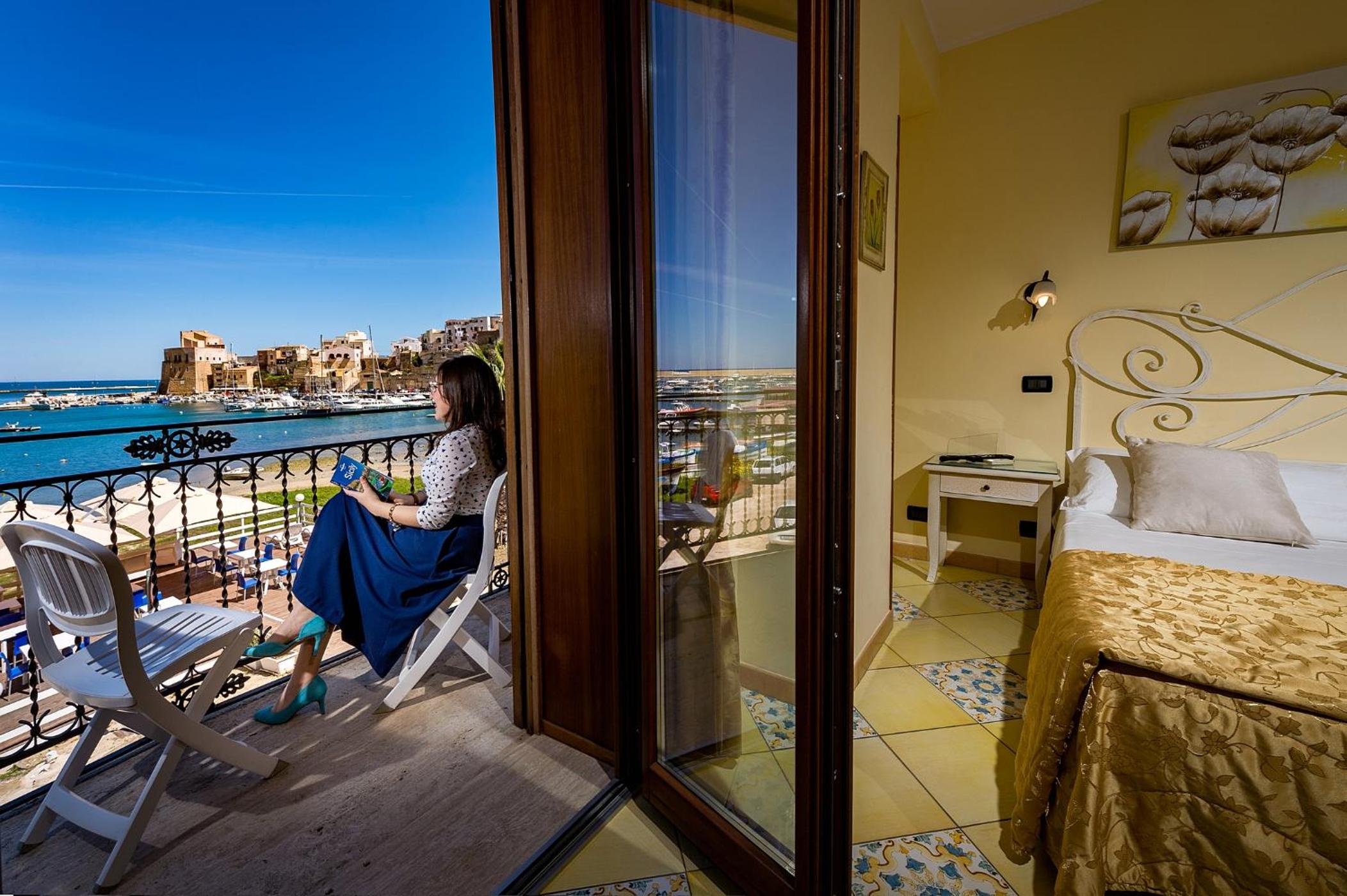 Double Room with Balcony and Sea View - Photo 8