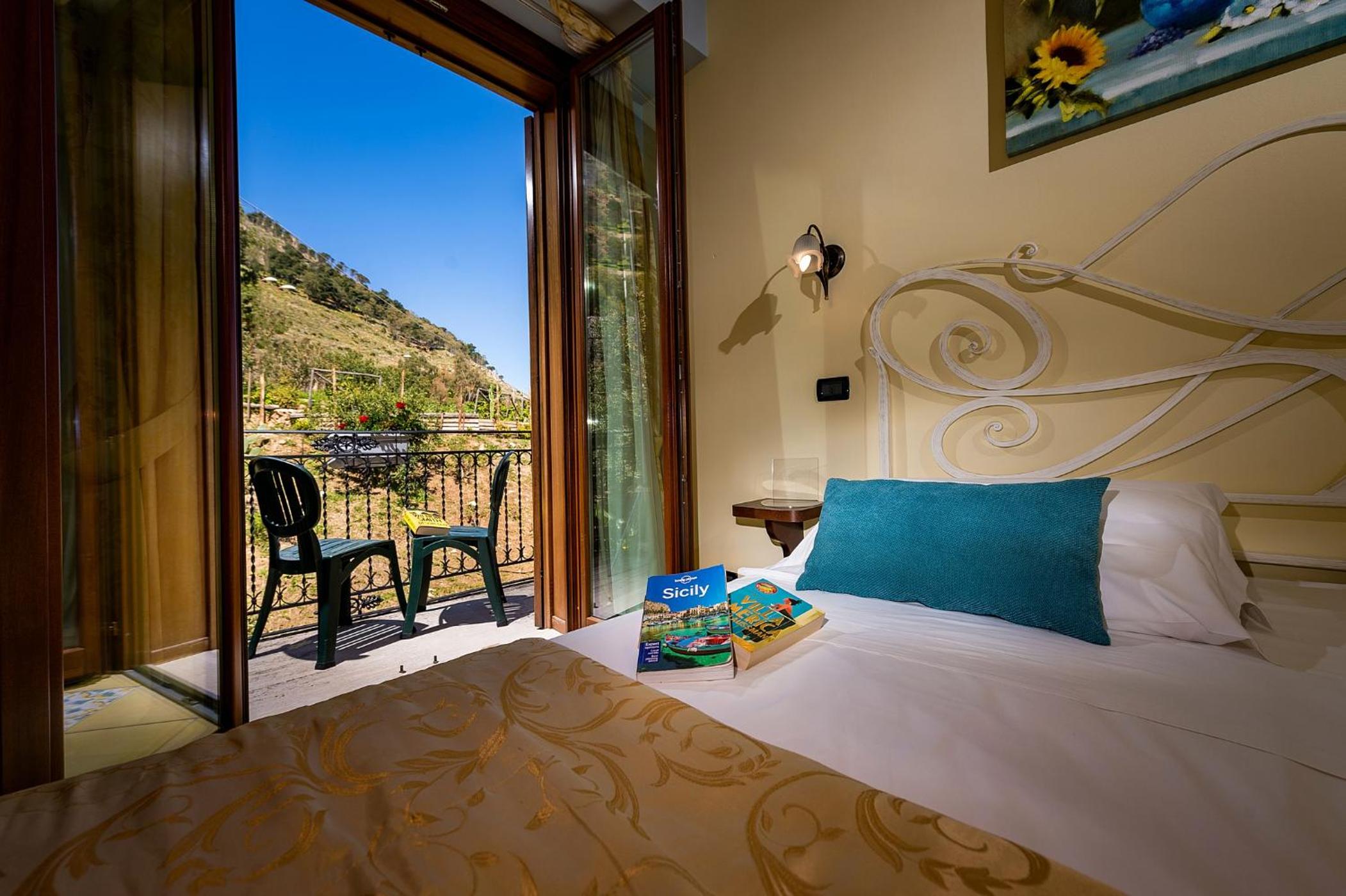 Small Double Room with lateral Sea View - Photo 1