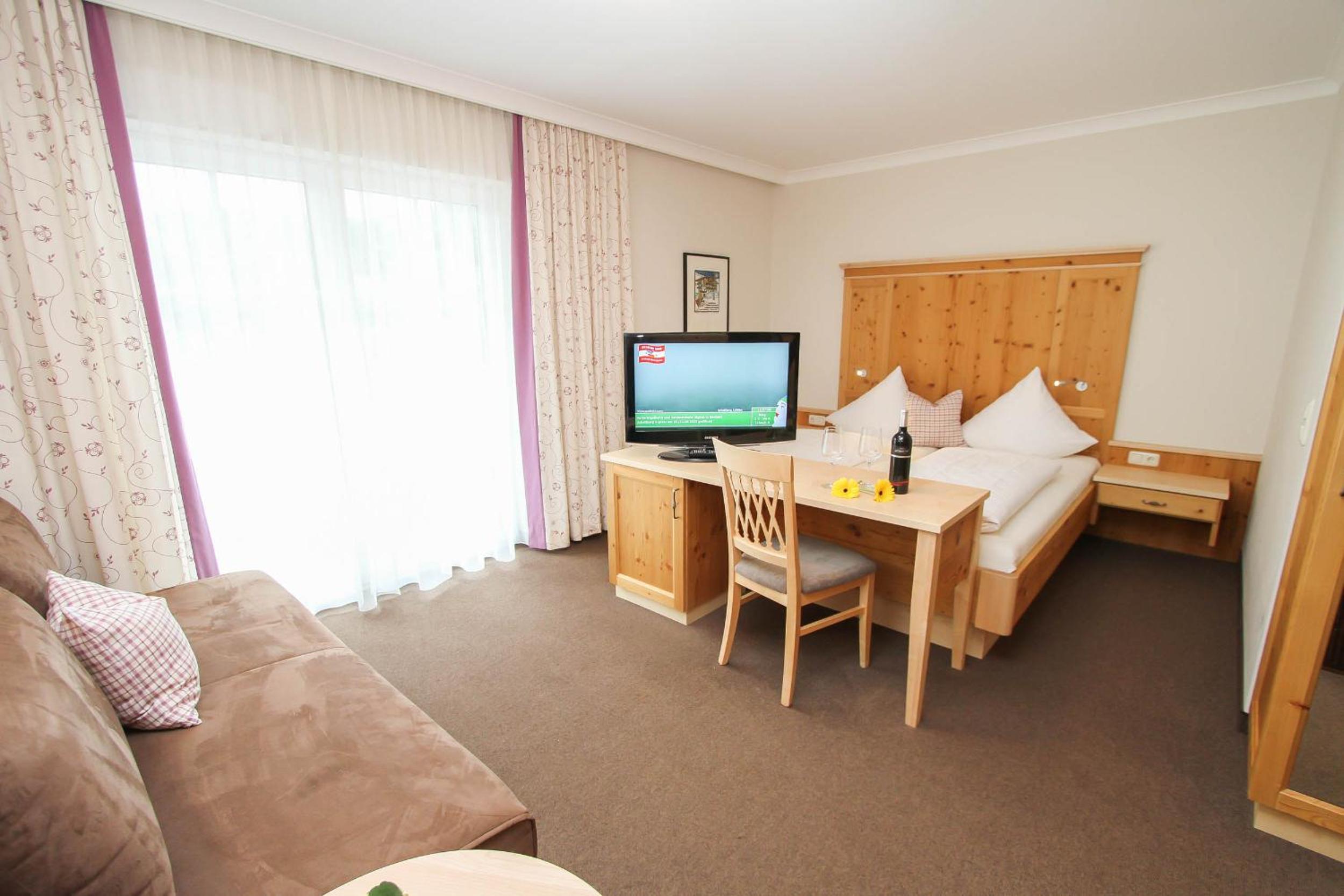 Superior Double Room with Sofa - Photo 5