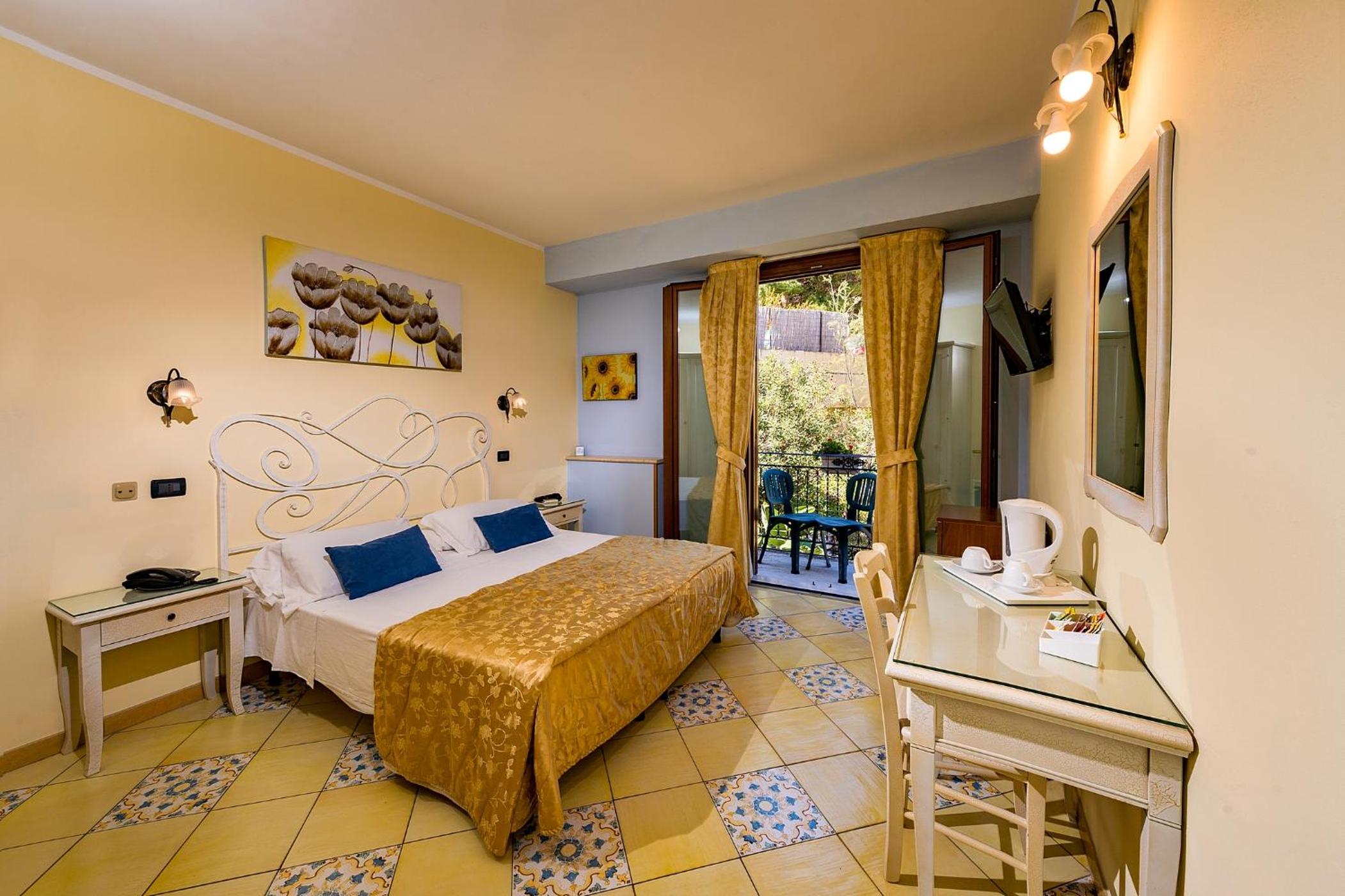 Double Room with Balcony and Lateral Sea View
