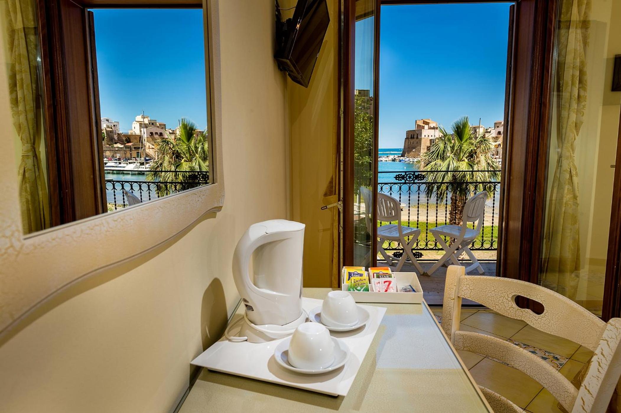 Double Room with Balcony and Sea View - Photo 11