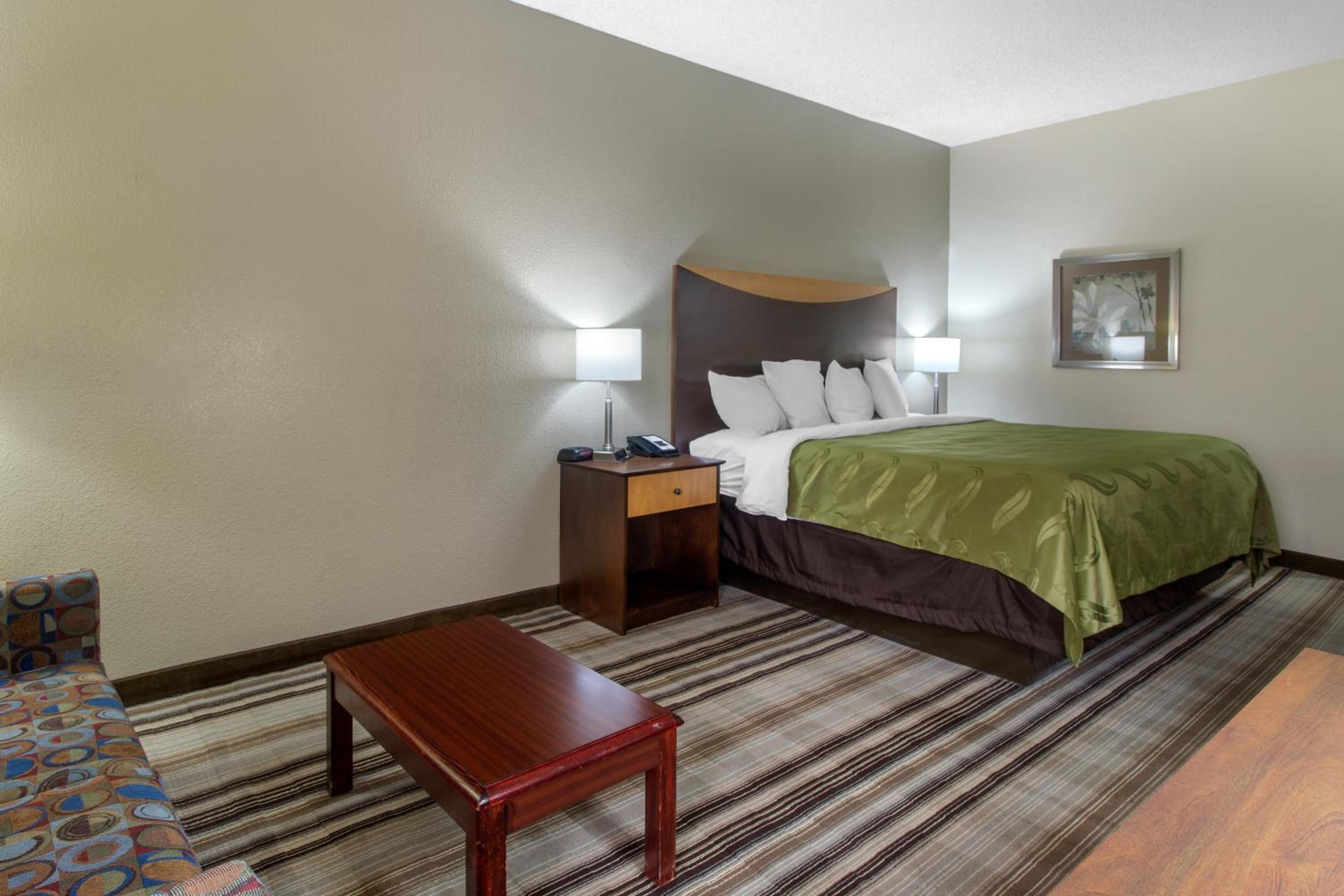 King Room - Non-Smoking - Photo 4