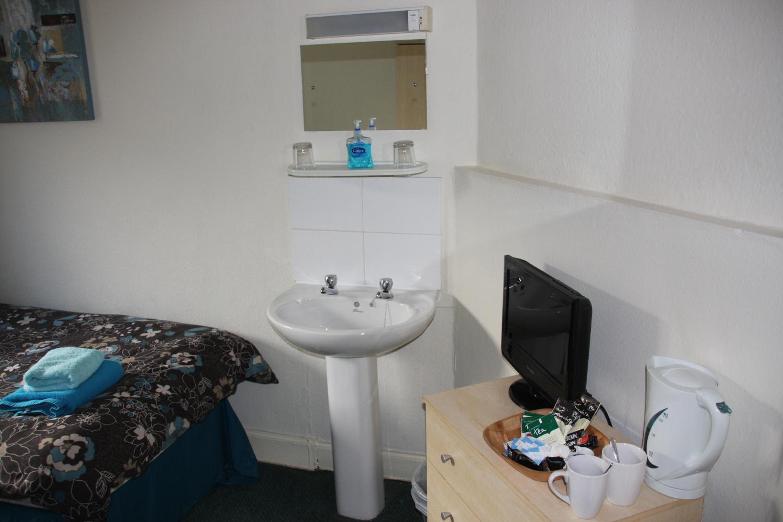 Twin Room With Shared Bathroom photo 3