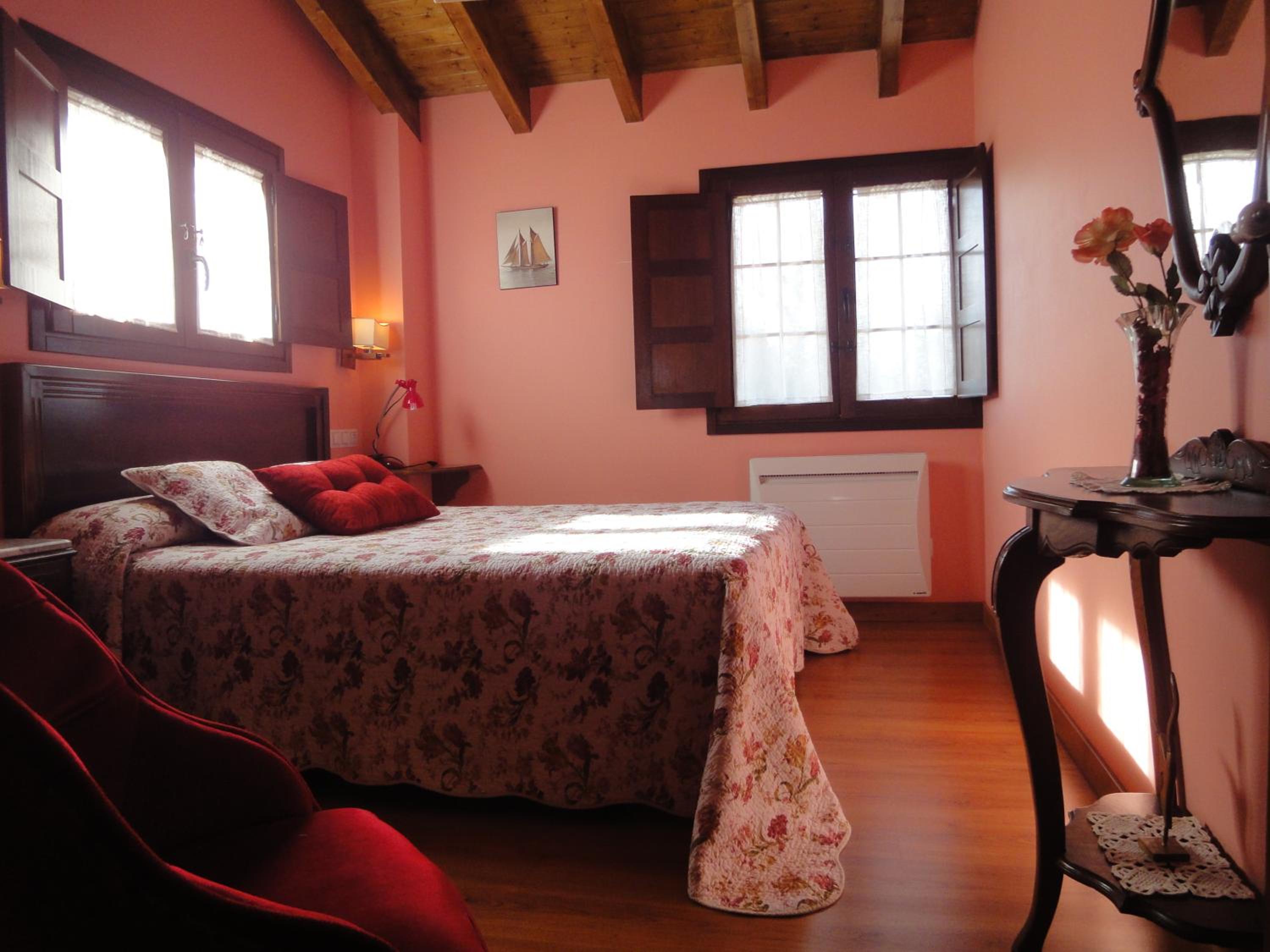Ático de una habitación con vista al jardín