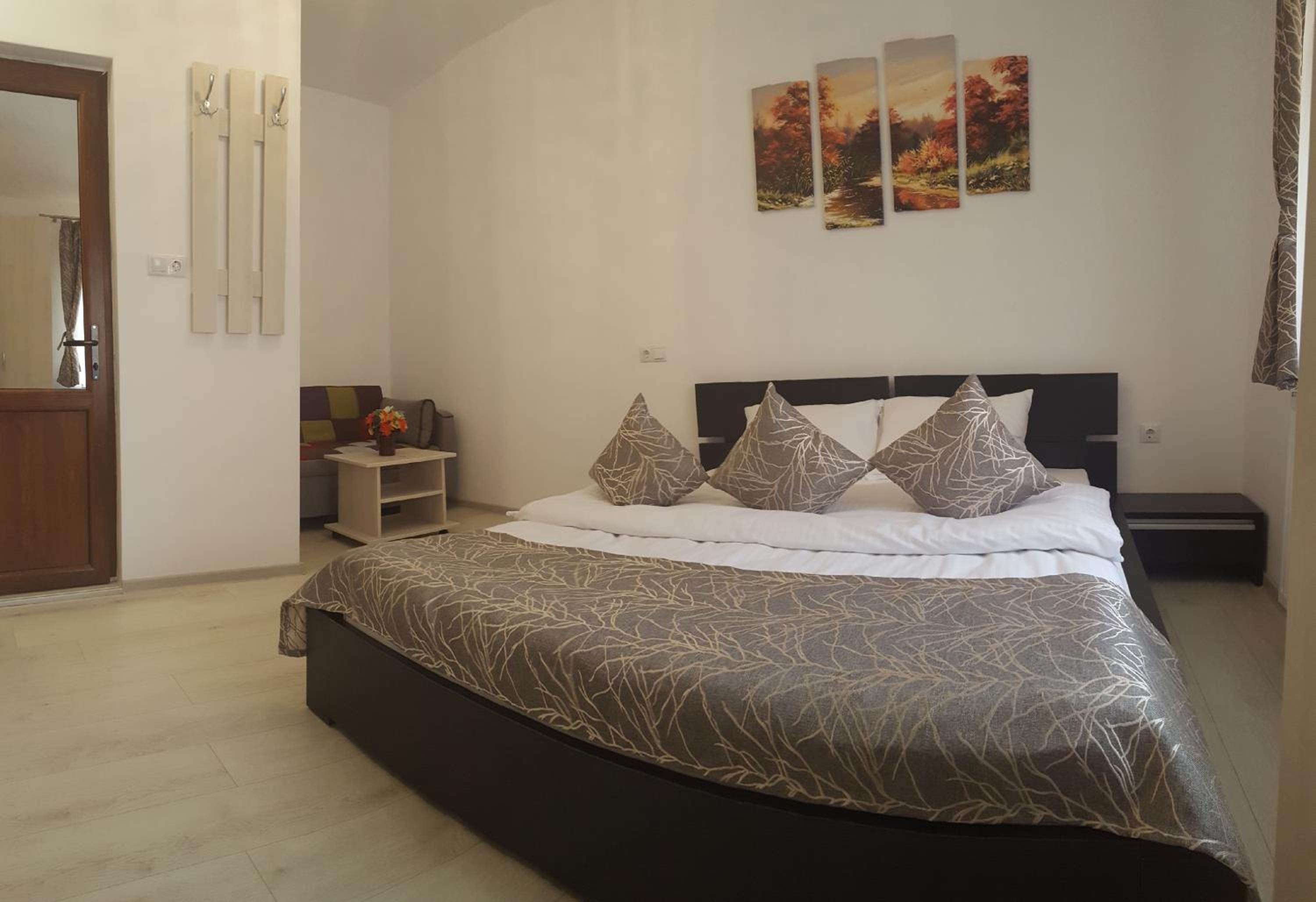 Standard Family Room - Photo 4