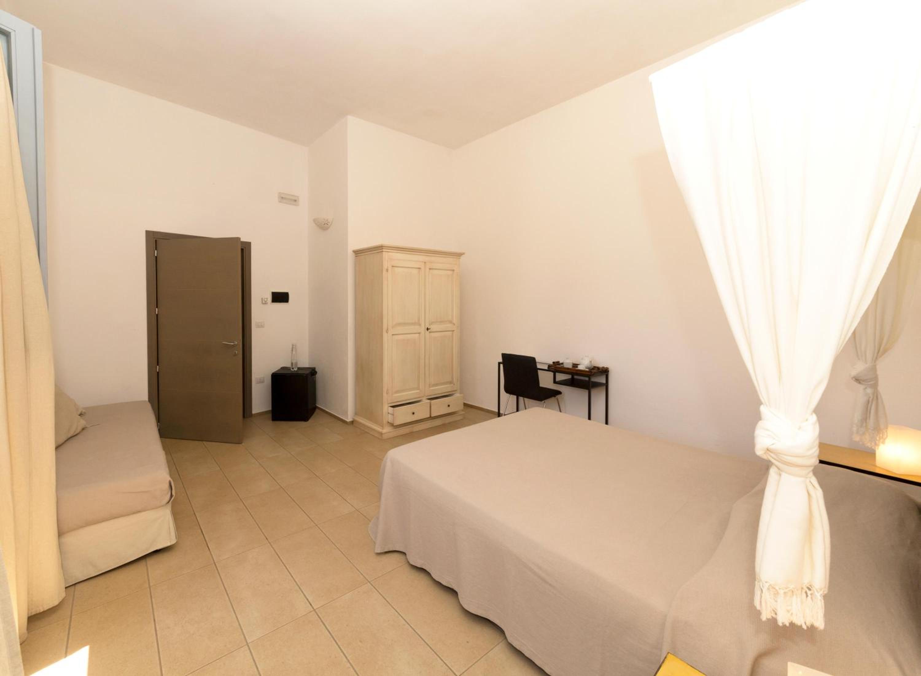 Double Room with Extra Bed - Photo 11