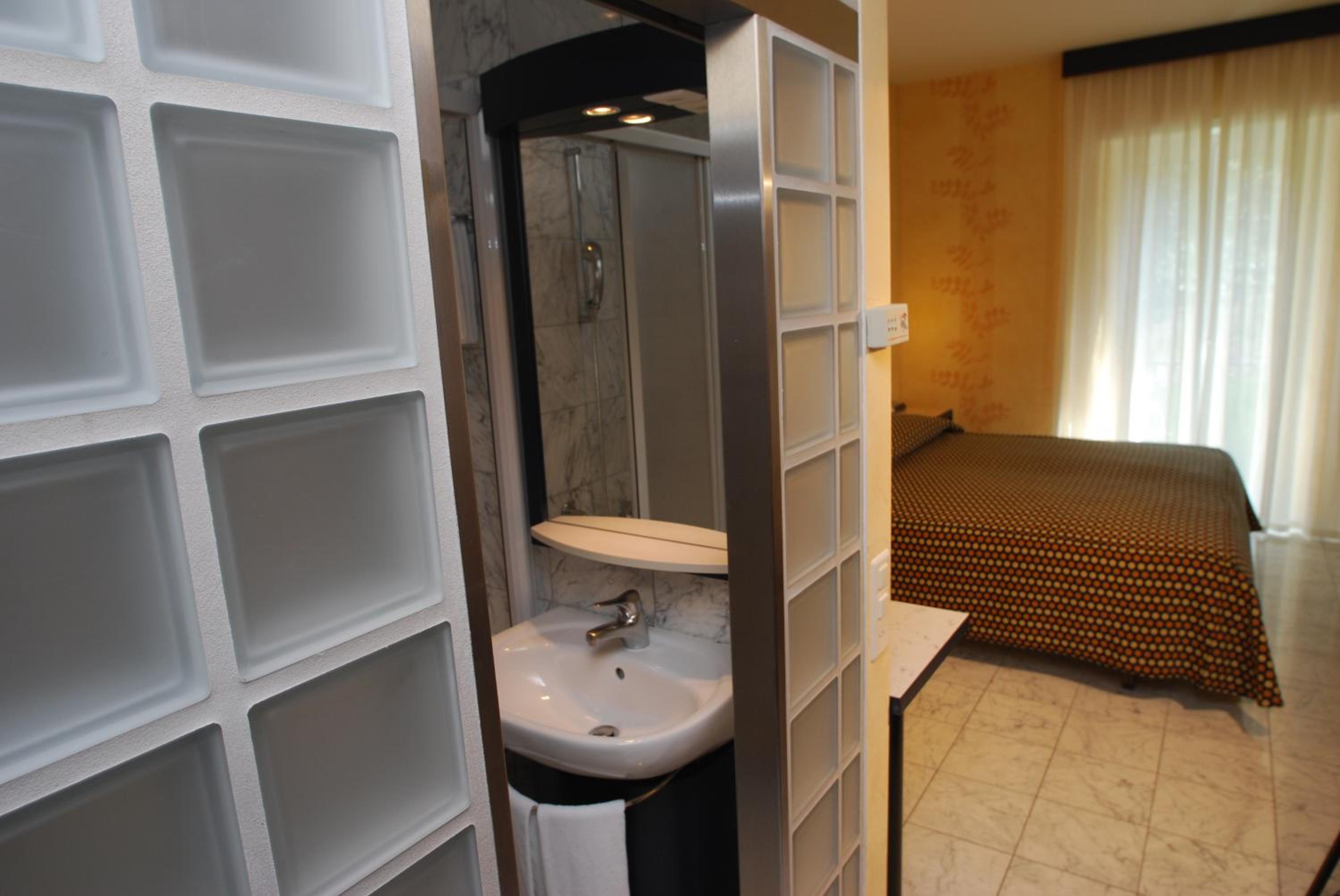 Standard Twin Room photo 2